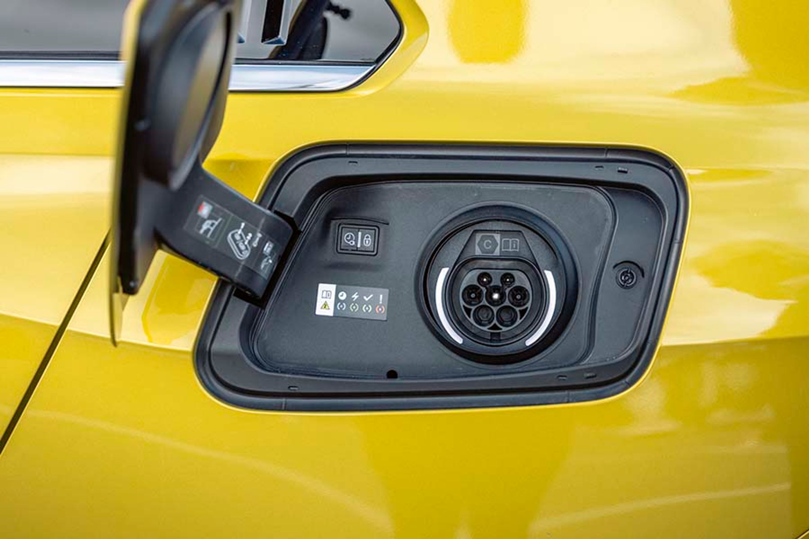 Man kan kun oplade bilen med strøm fra én fase, og det giver lange ladetider.