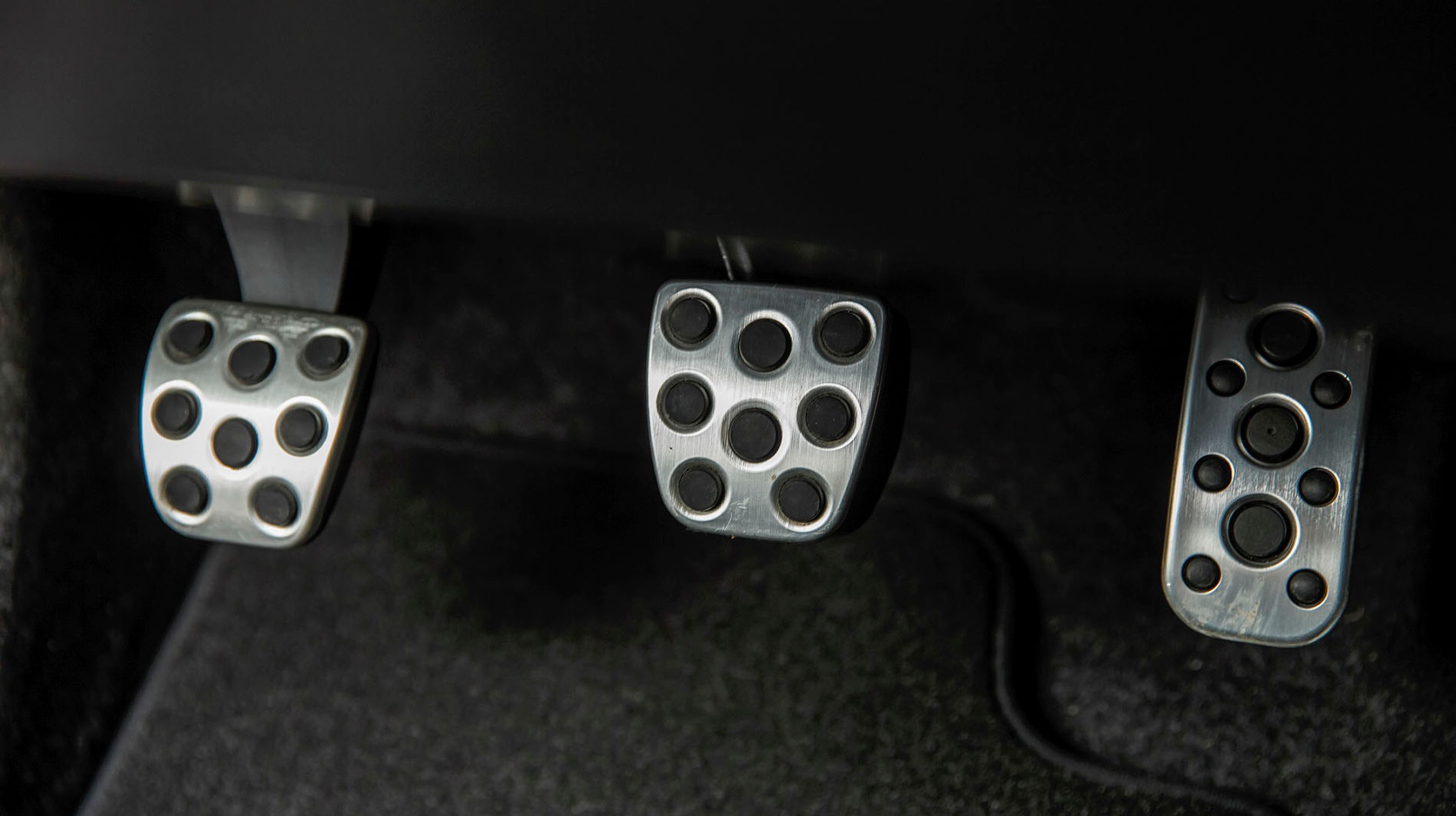 Pedalerne er udført i aluminium og er designet, så man lettere kan bruge tå-hæl-køreteknikken, der anvendes i bl.a. rally.