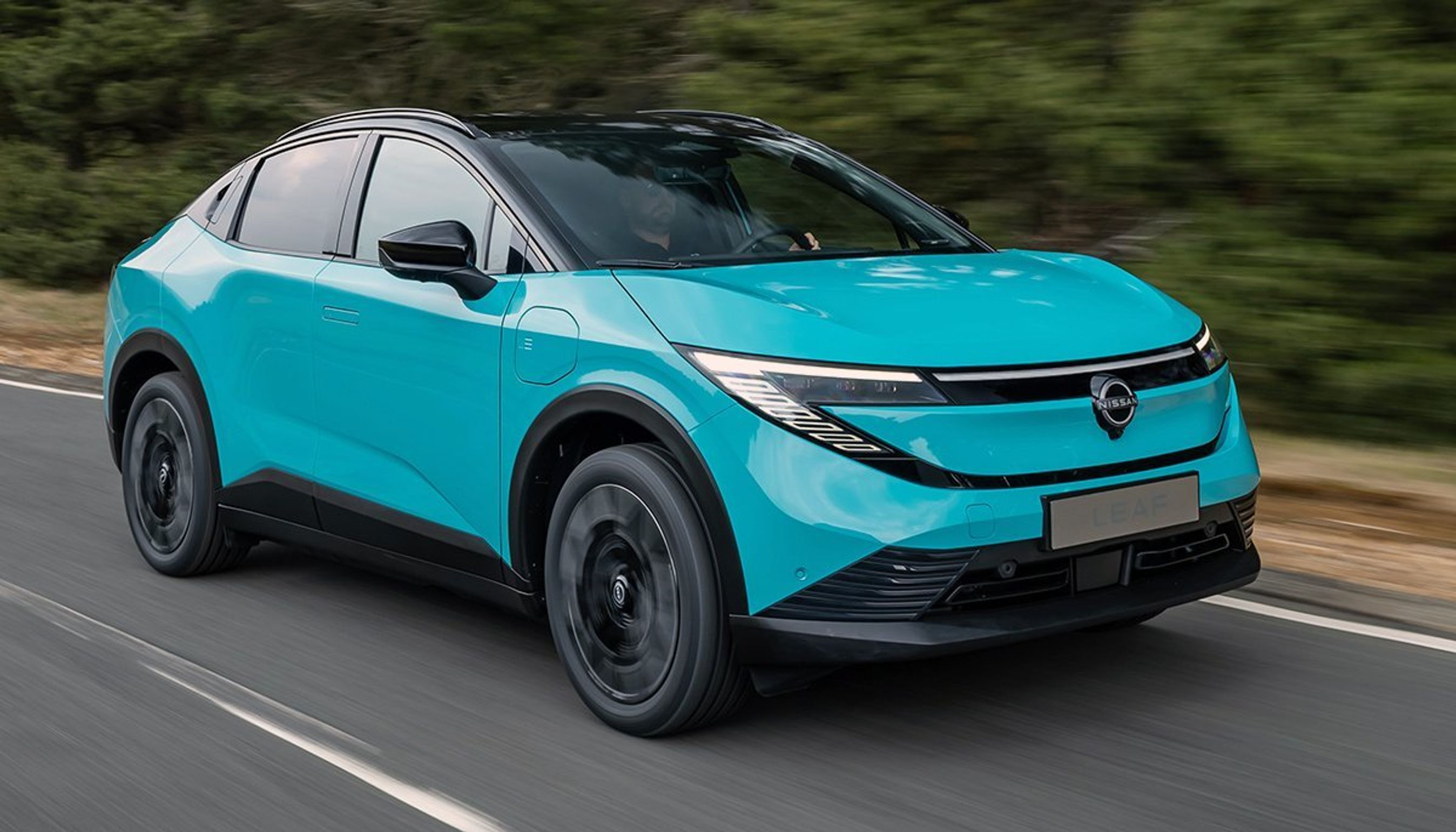 Nissan Leaf kørende skråt forfra.