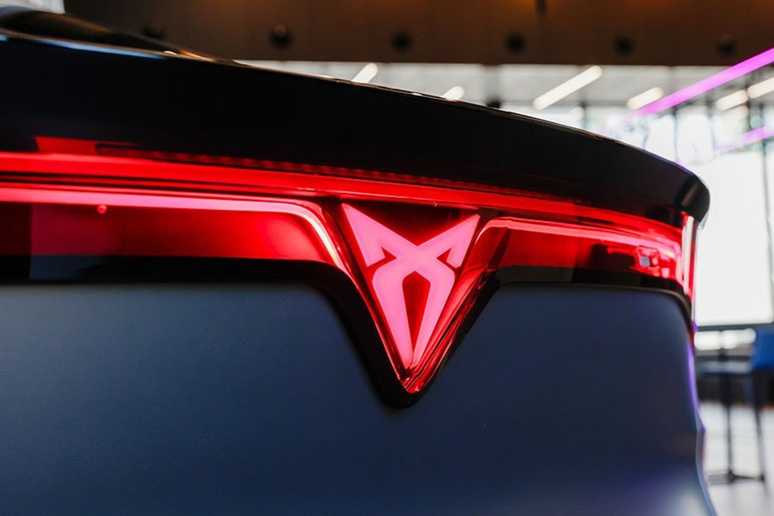 Lys i logo bag på en Cupra Tavascan