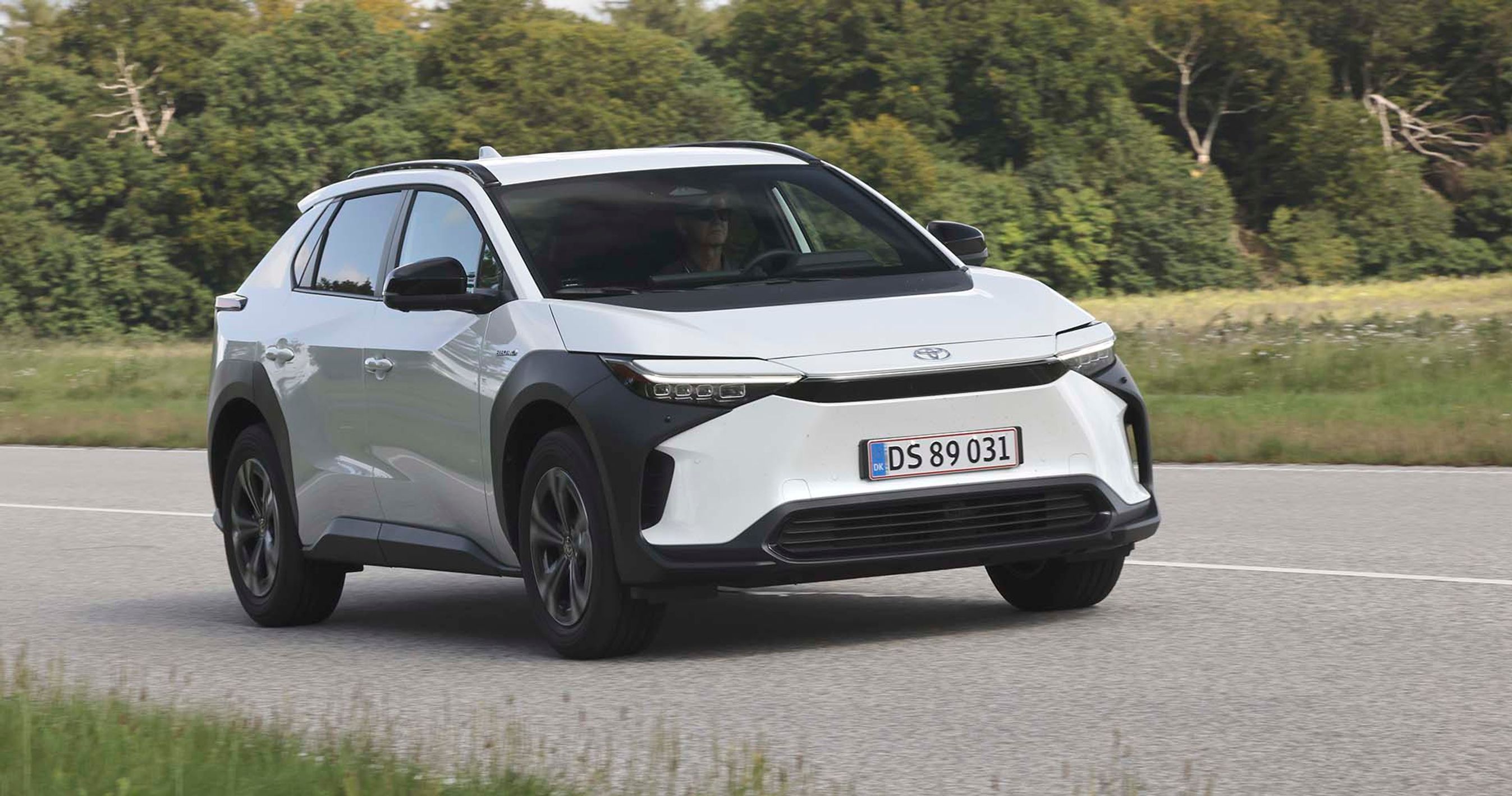 Elbilen Toyota bZ4X kører på en landevej