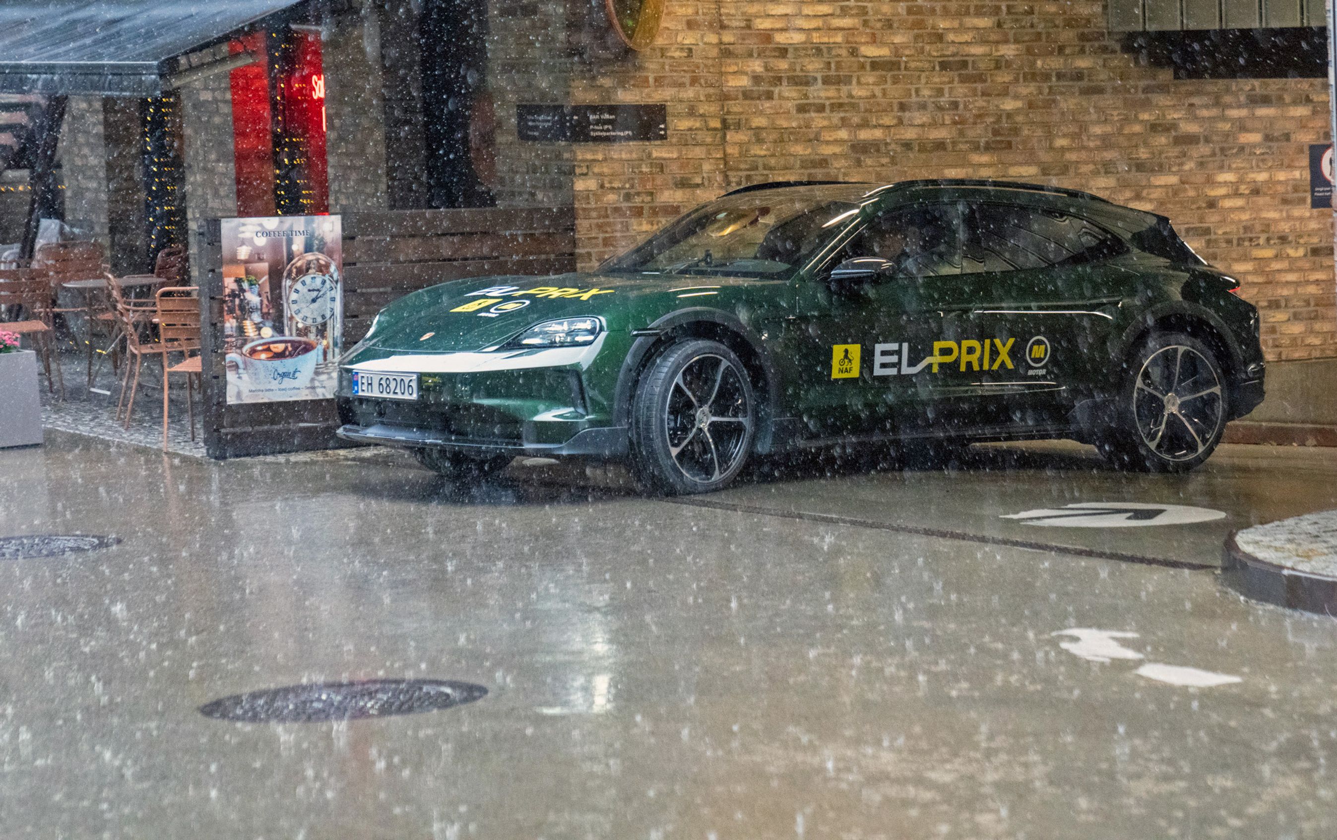 Grøn bil i kraftigt regnvejr.