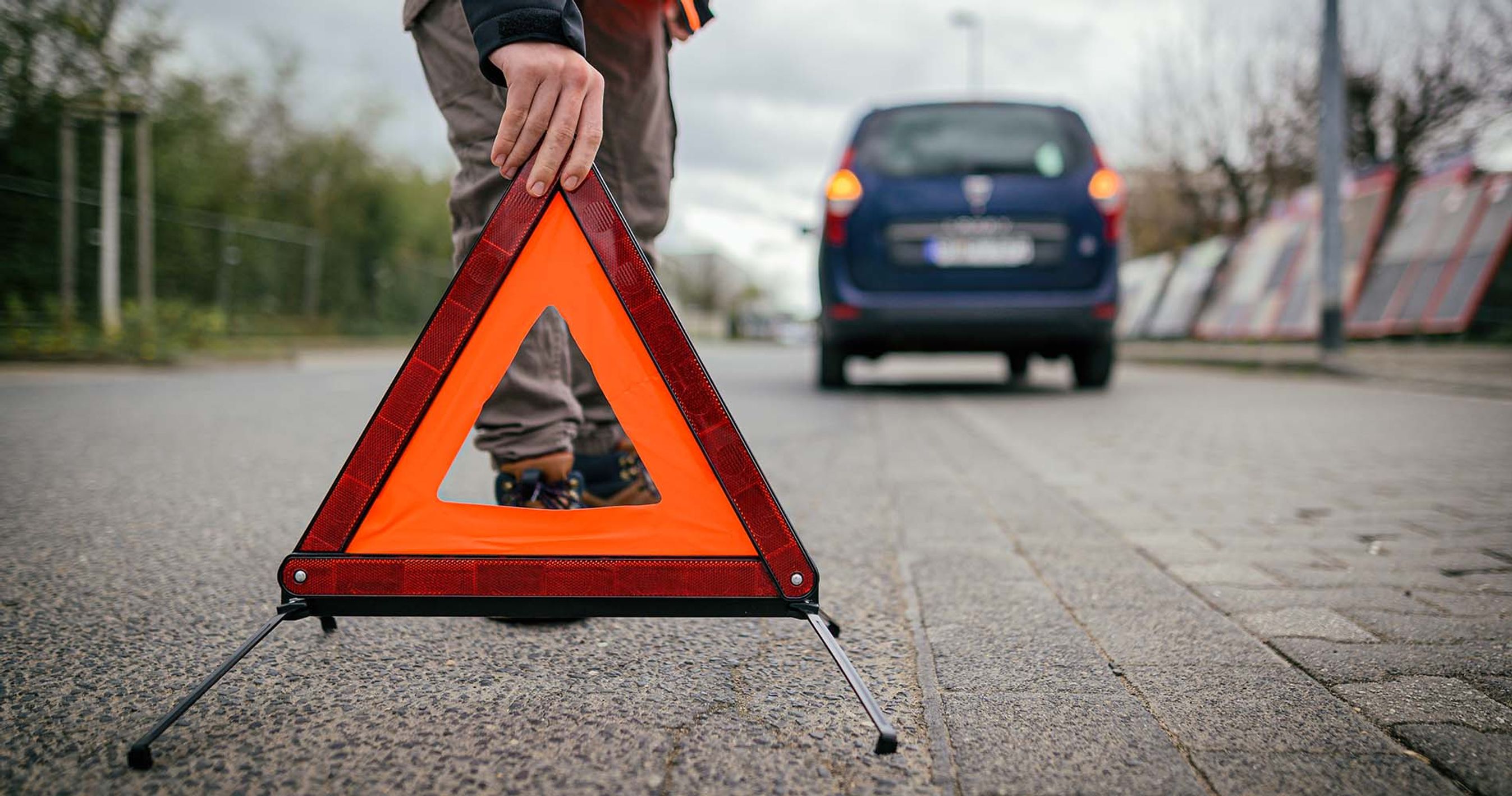 Advarselstrekant placeres på vej ved bil