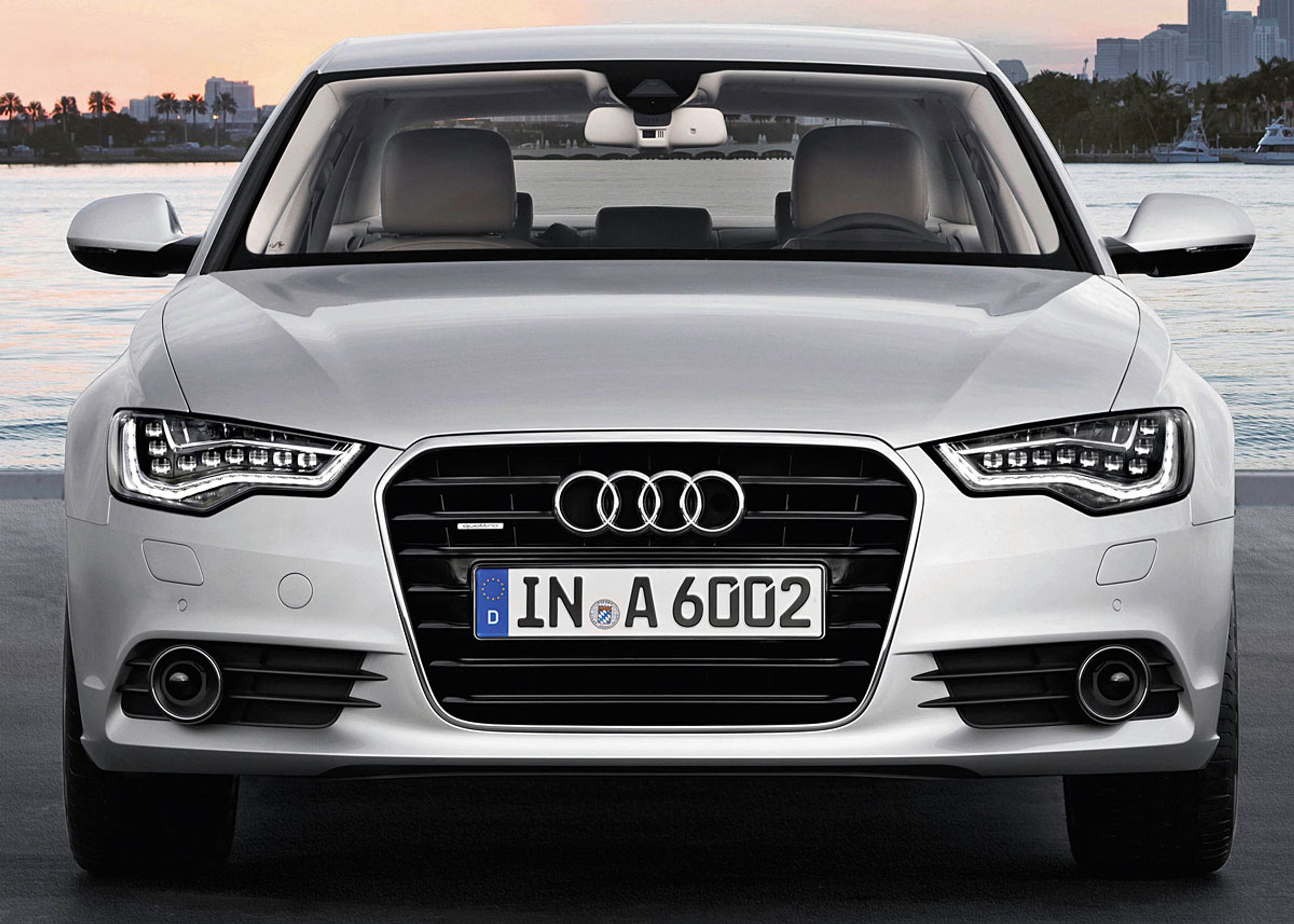 Ingen eksperimenter. Den nye A6 lægger sig tæt op ad den eksisterende Audi-stil inkl. de karakteristiske kørelyslygter.