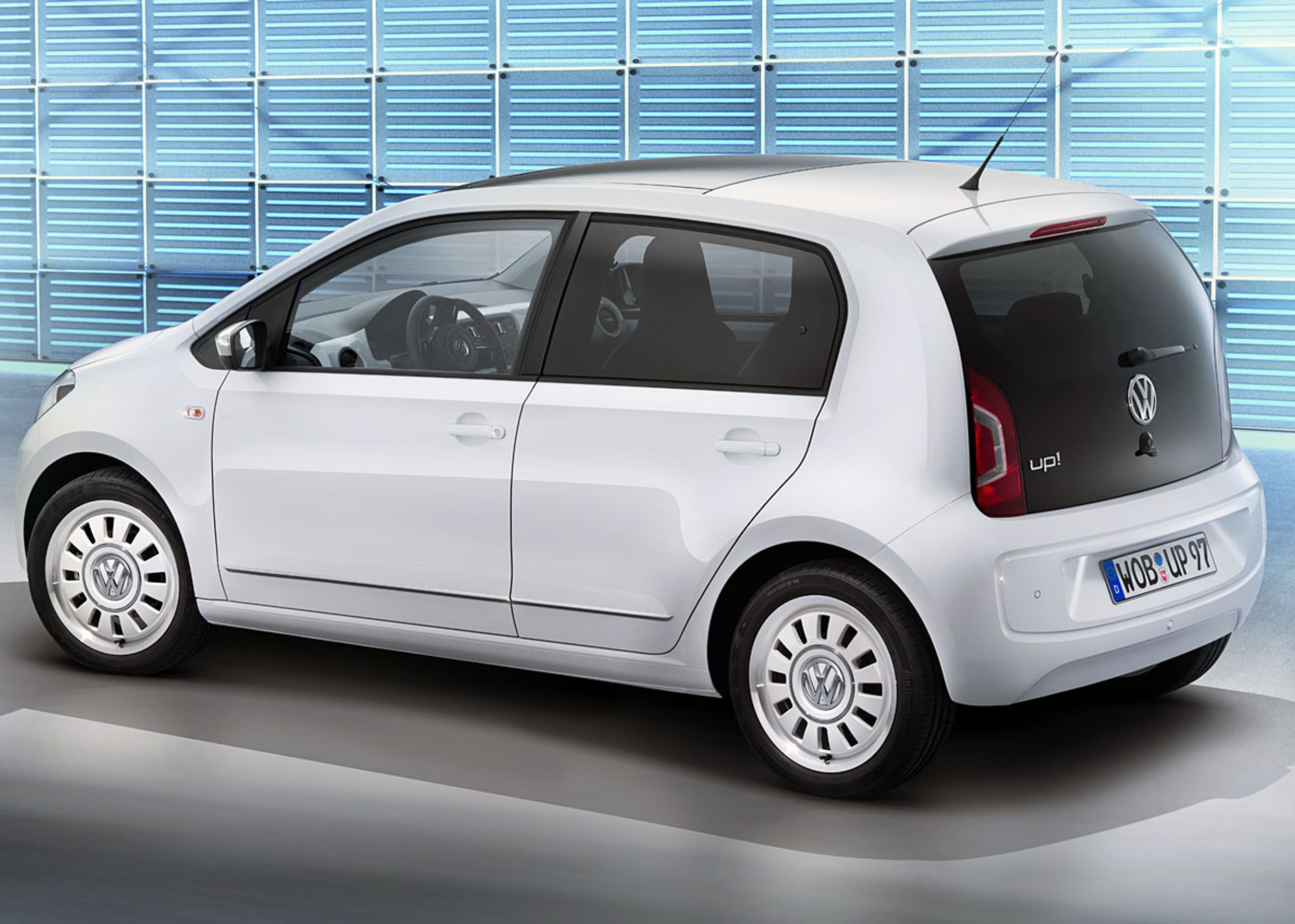 Undersiden af rudekanten er helt lige i den femdørs Resten af bilen svarer designmæssigt til den tredørs.