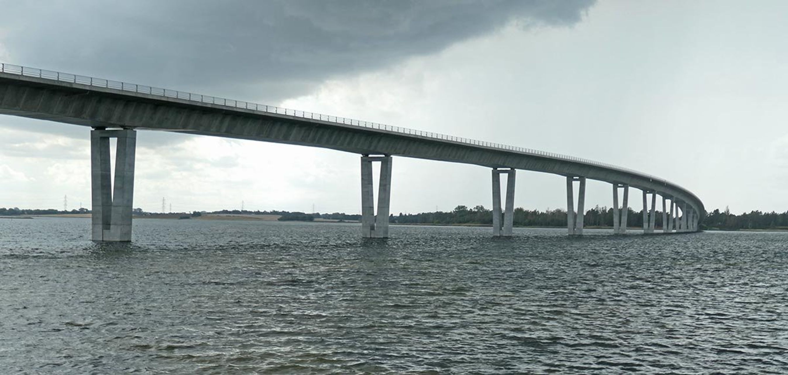Kronprinsesse Marys Bro er en 1,4 km lang højbro over Roskilde Fjord.