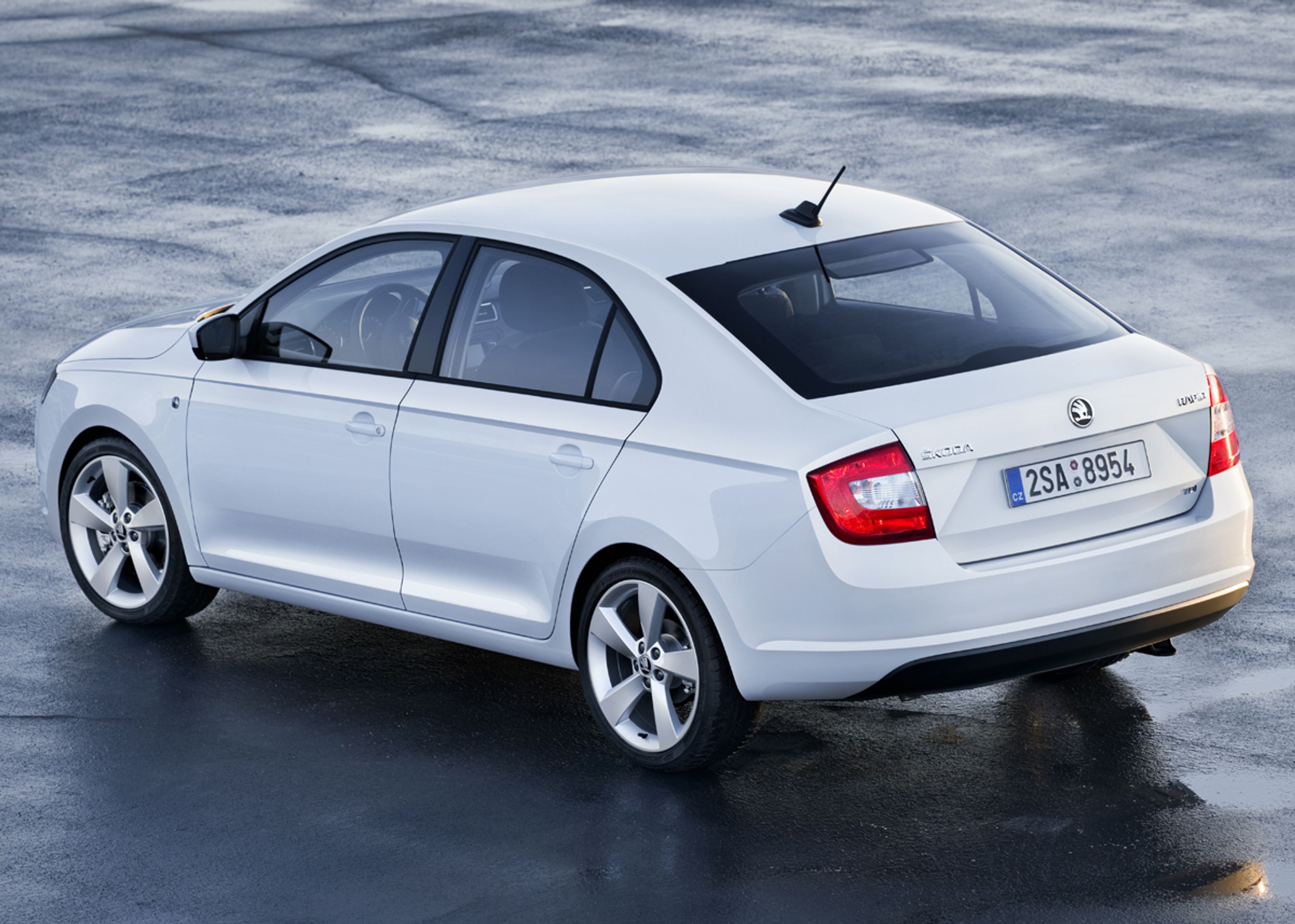 Skoda Rapid - identisk med Seat Toledo - er nu kommet i klemme, da den nu er 20.000 kr. dyrere end modellen med det spanske navn.