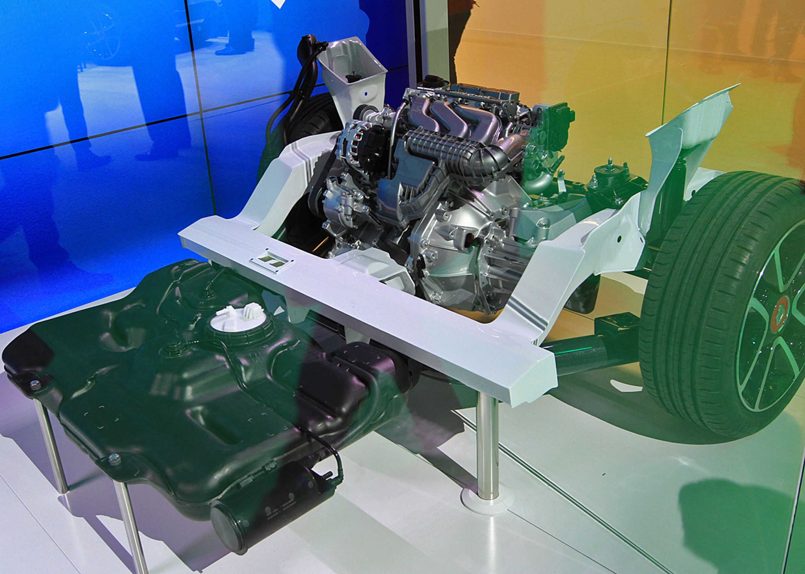 Motoren sidder allerbagest og trækker direkte ud på baghjulene. Den flade brændstoftank ligger under bagsædet.