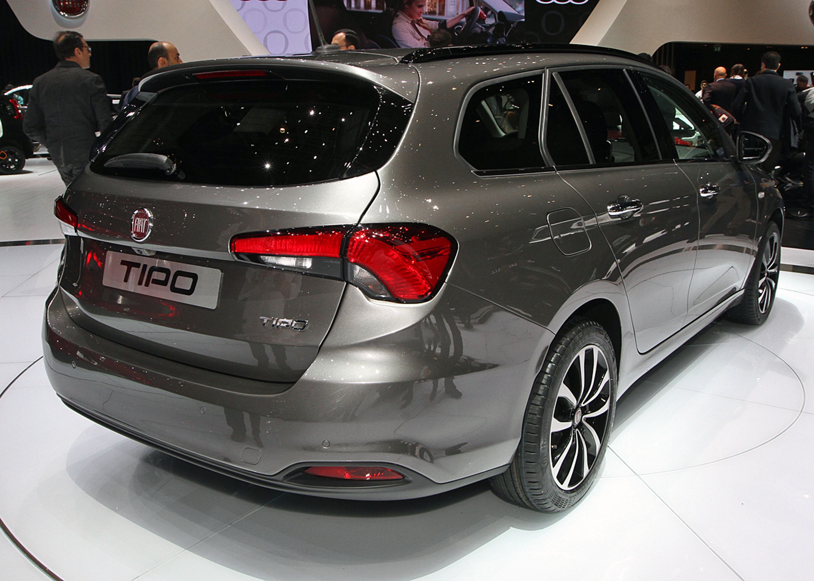 Tipo stiller op med nydeligt design. Men det er svært lige at se, at det er en Fiat. Bagagerummet er på fine 550 liter. Fotos: Torben Arent