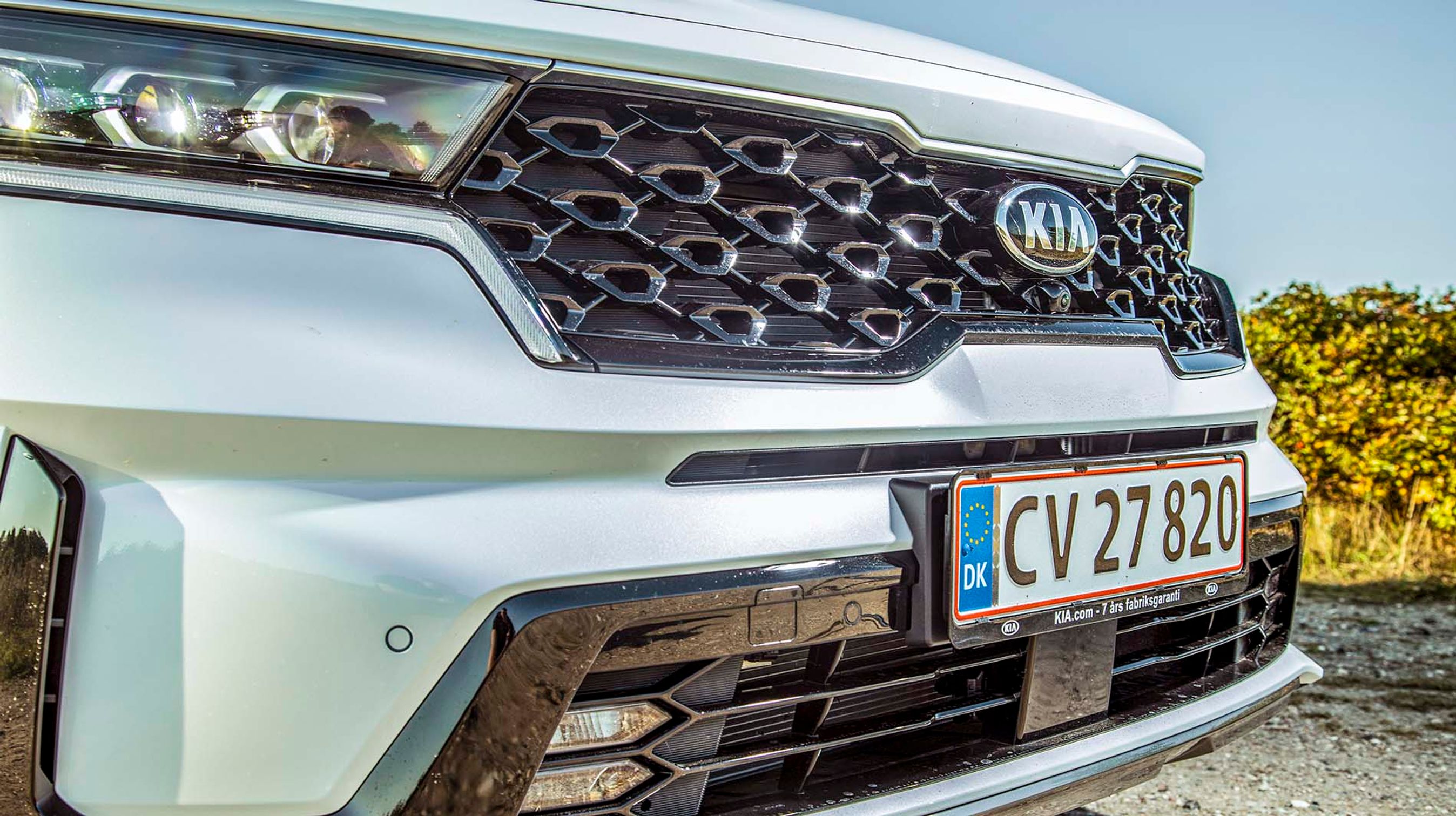 Forlygterne er af LED-typen og er i denne topudgave af Bi-LED-typen med en del flere dioder. De er dog ikke adaptive, som man ser på mange europæiske biler.