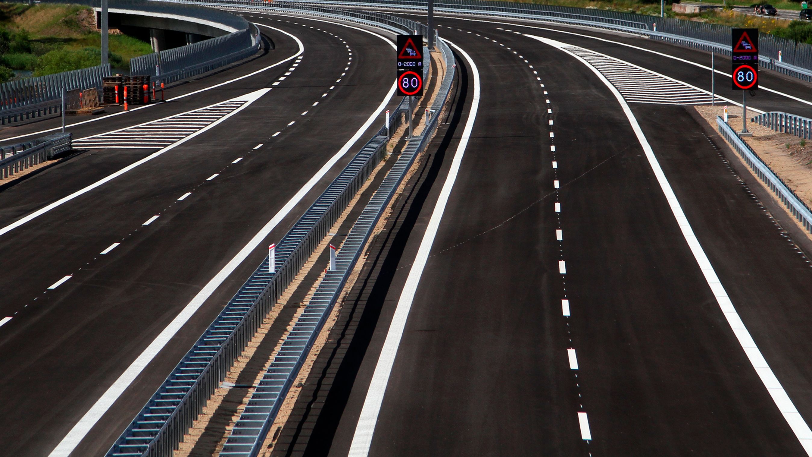 Trafikken er faldet kraftigt - ca. 40 pct. på motorvejene - og ulykkestallene er gået med ned.