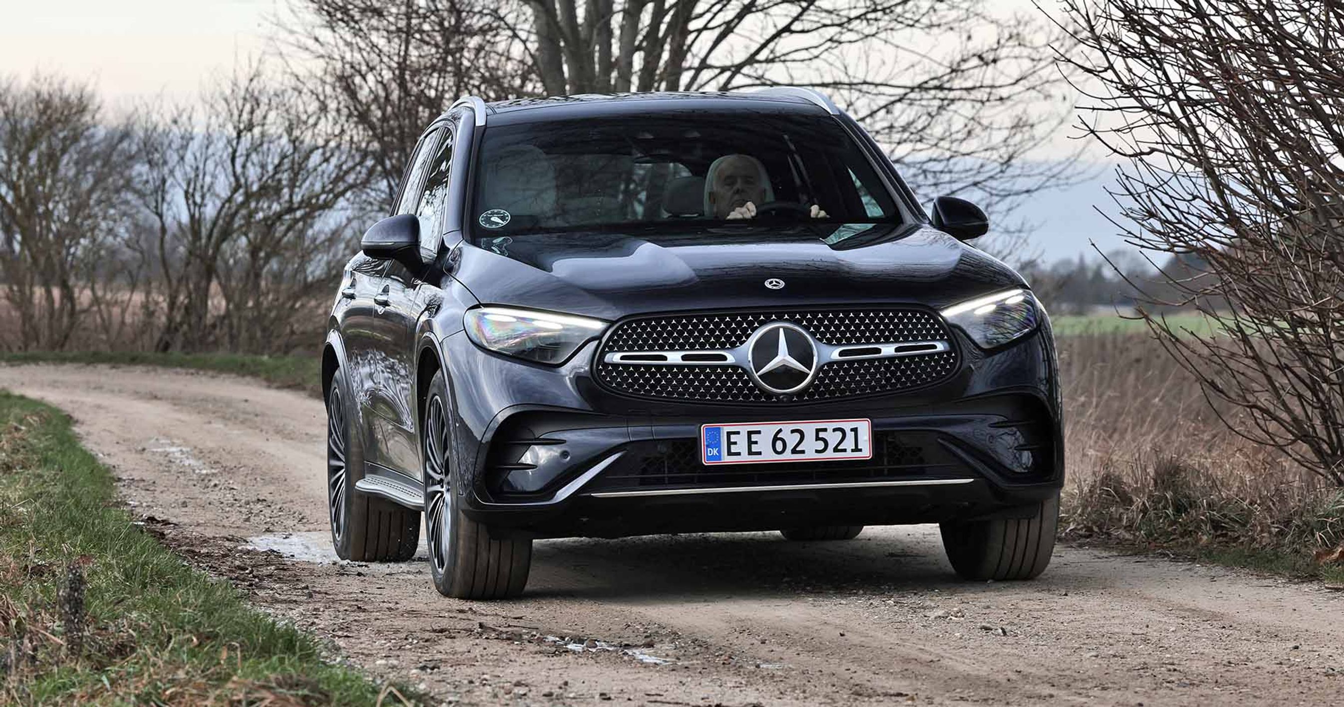 Mercedes-Benz GLC set forfra, mens den kører på en grusvej