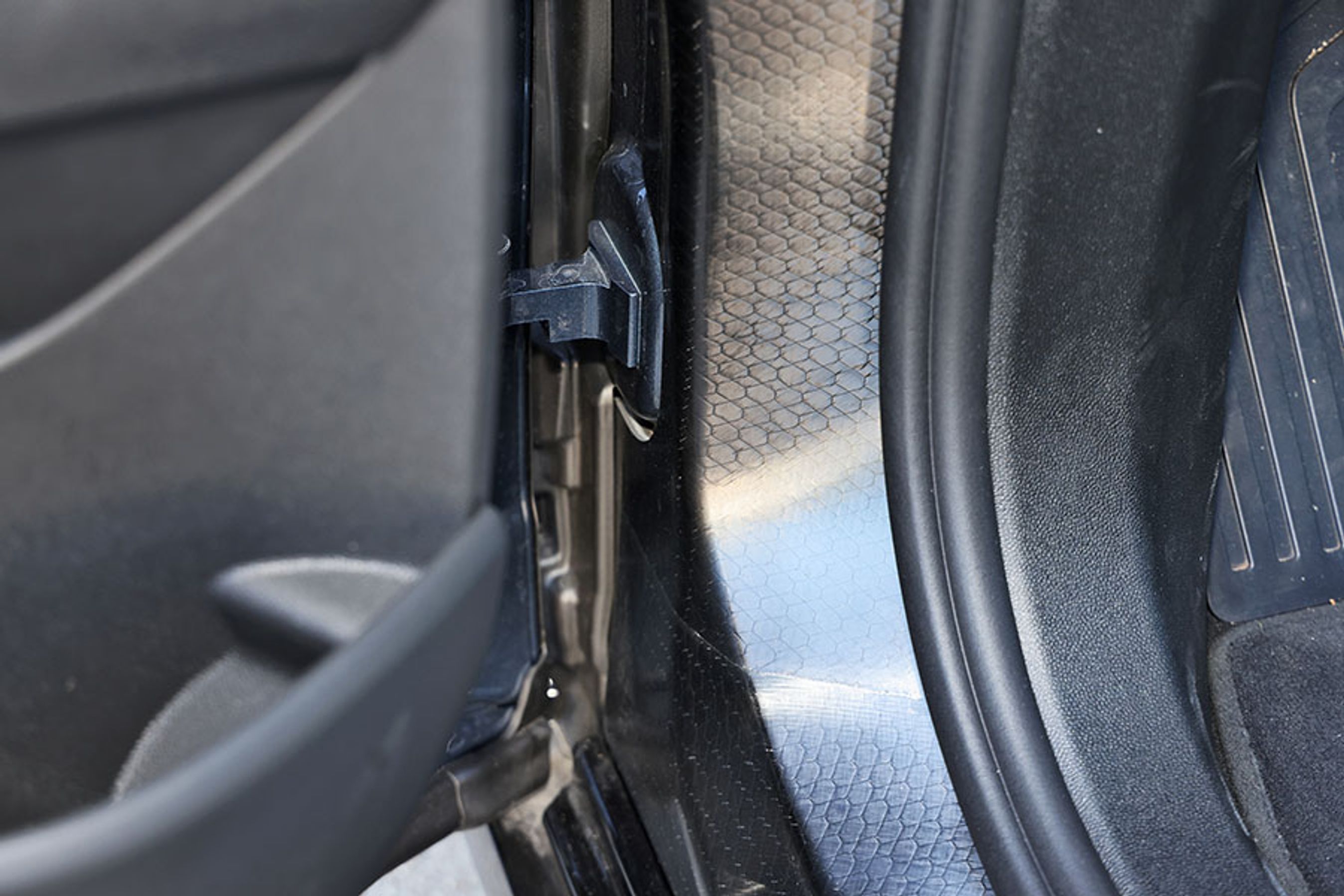 Lidt specielt er karrosseriet delvist opbygget med kulfiberforstærket plastik. Det så vi også på BMW’s første elbil, i3, og det er med til at holde vægten (lidt) nede. BMW iX er cirka 100 kg lettere end en Mercedes-Benz EQE med et 20 kWh mindre batteri. 