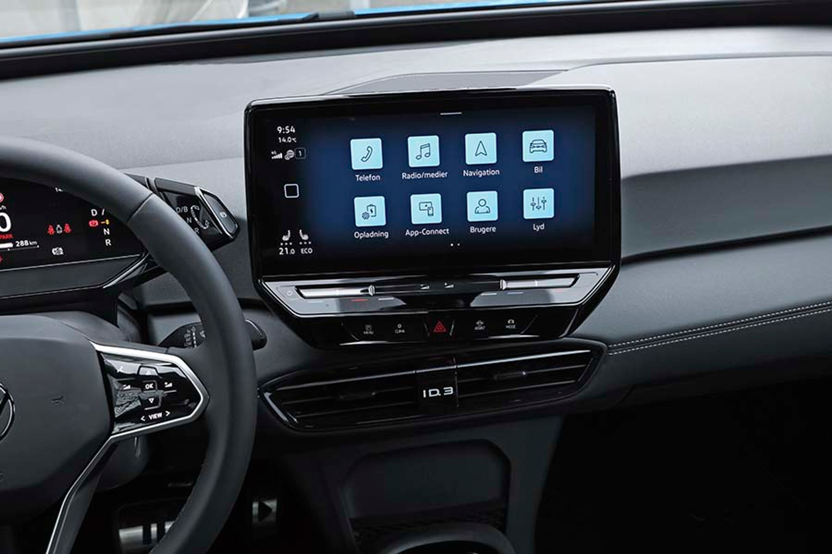 Skrmen i midten er let at se, og der er mange menupunkter, der er lette at skifte rundt i. Alle menuer er på dansk.