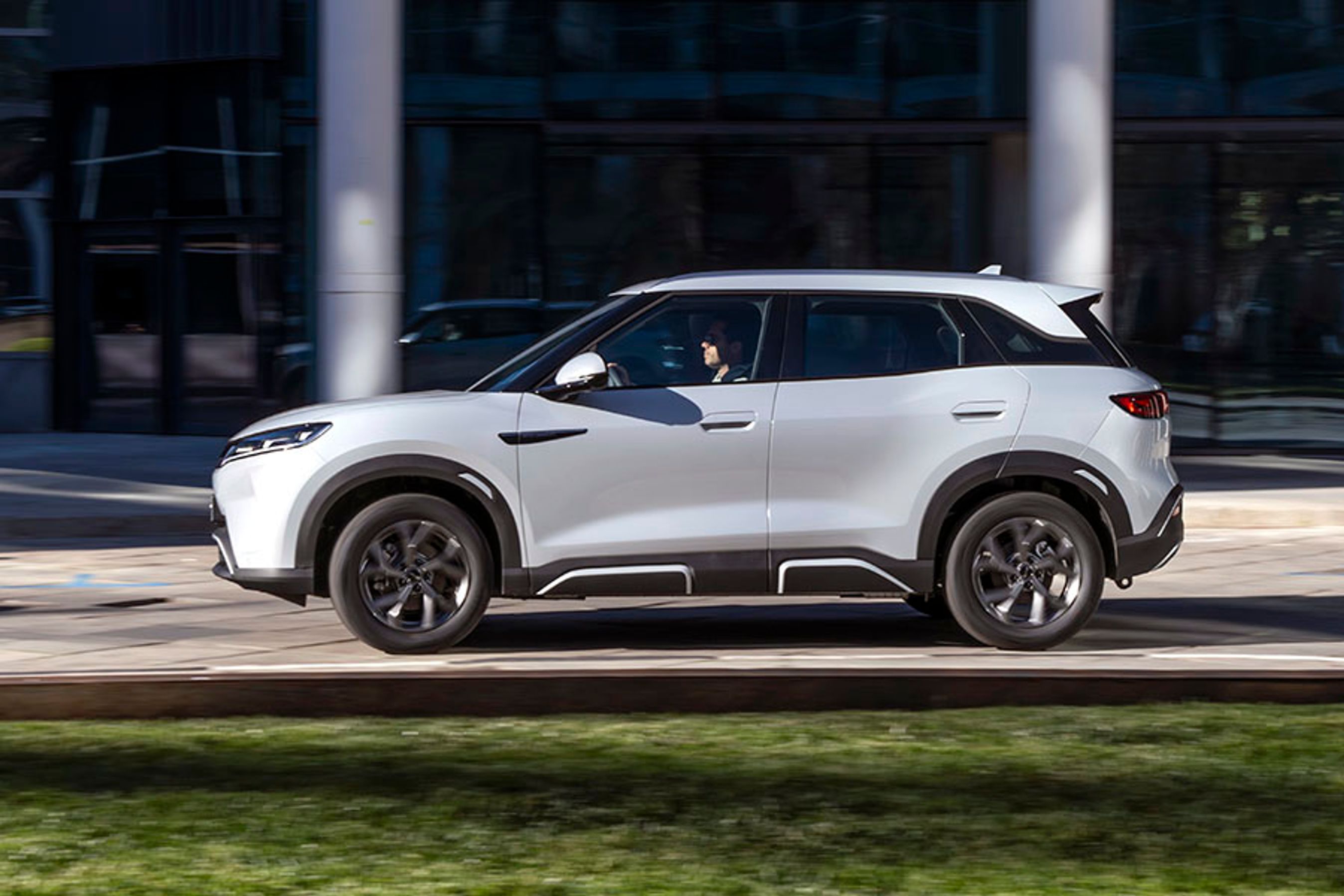 Atto 2 har et solidt og samtidig moderne design. Kun tre karrosserifarver tilbydes. Dørgrebene er manuelle og integreret i dørsiderne, men de er forholdsvis nemme at få fat i.