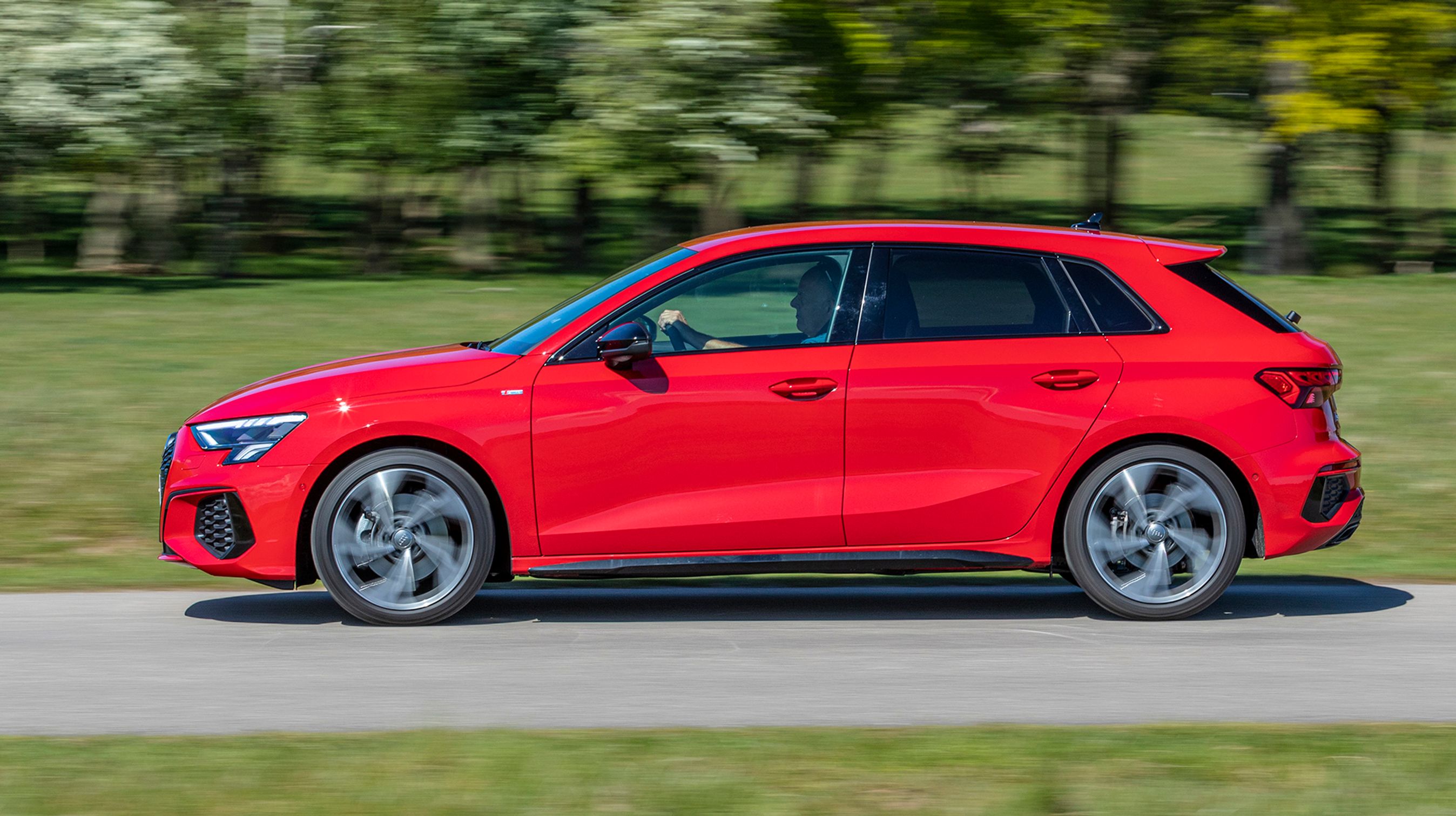 Audi A3 fås enten i denne femdørsudgave kaldet Sportsback, eller som sedan med fire døre og et udvendigt bagagerum. Sidstnævnte er 10.000 kr. dyrere. 