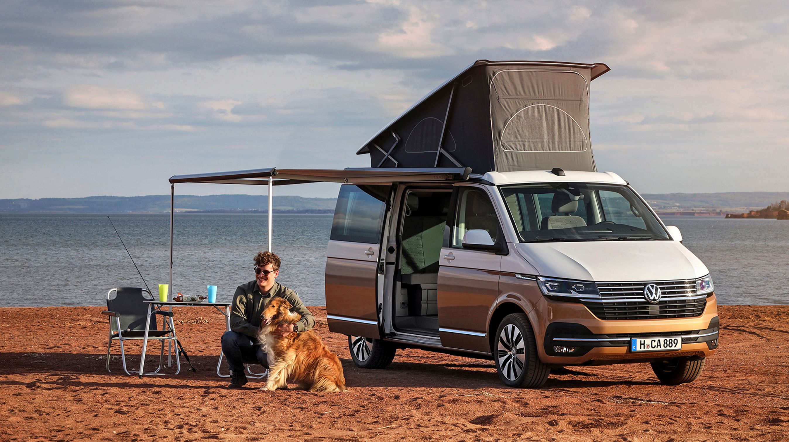 Med taget oppe og markisen ude har man på kort tid omdannet feriebussen til en feriebolig i naturen. To stole og tilhørende bord er fint gemt af vejen i bilen, når man kører.