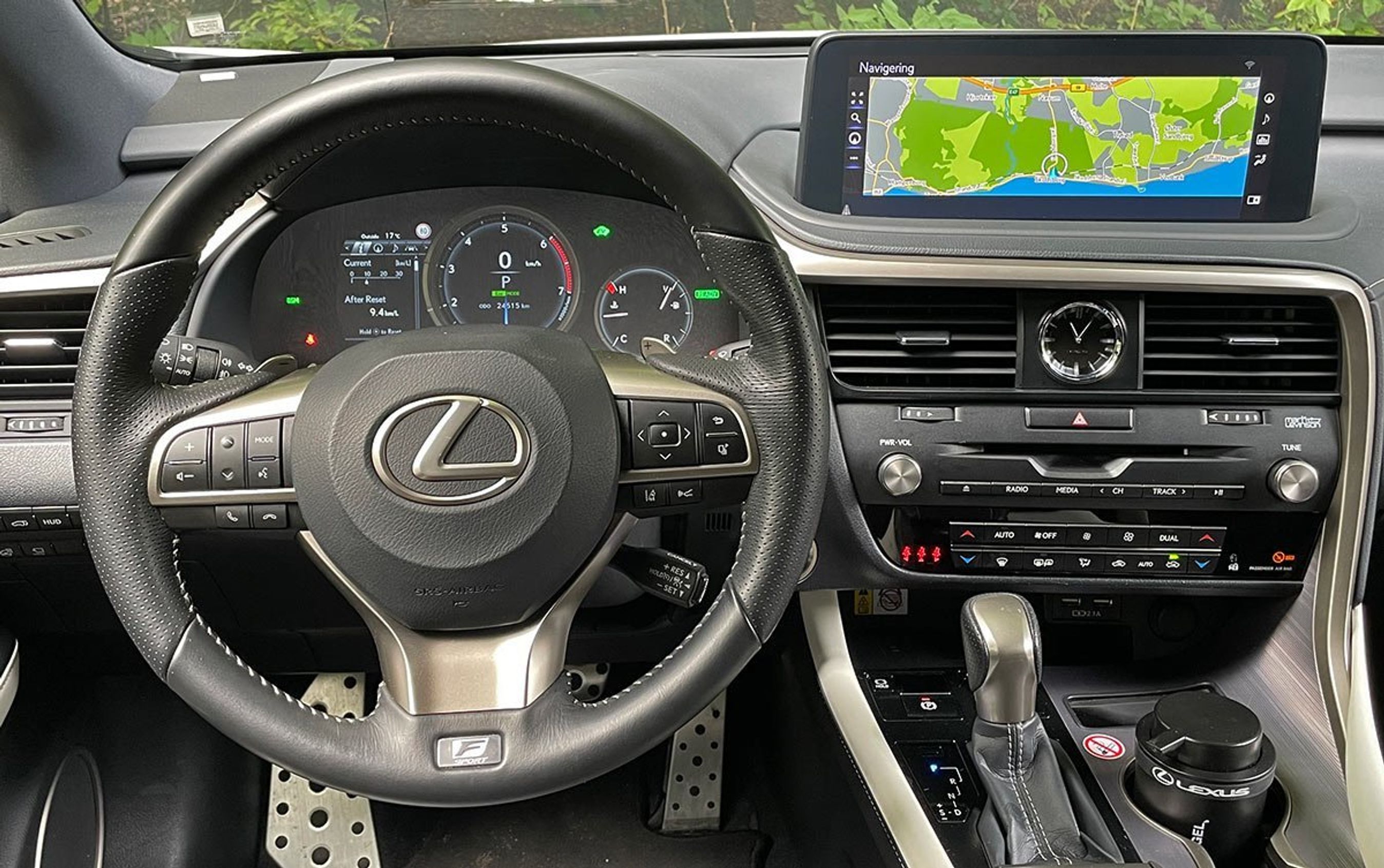 Alderen tynger RX-modellen, når man ser mikset af analoge og digitale visninger.