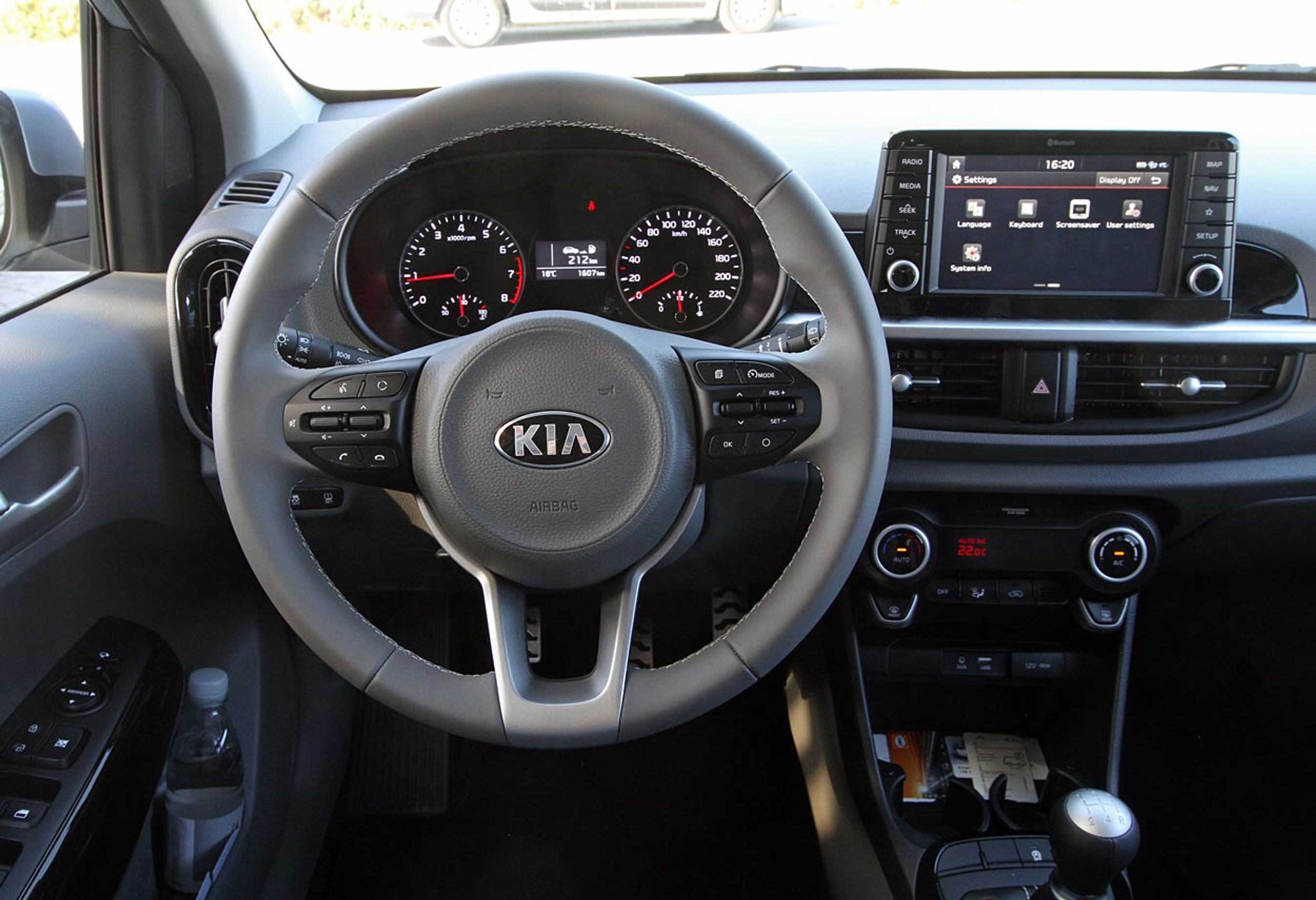 Førerpladsen er godt indrettet, og materialerne er fine for mikroklassen. Den store skærm bliver foreløbig slet ikke en mulighed i Danmark.