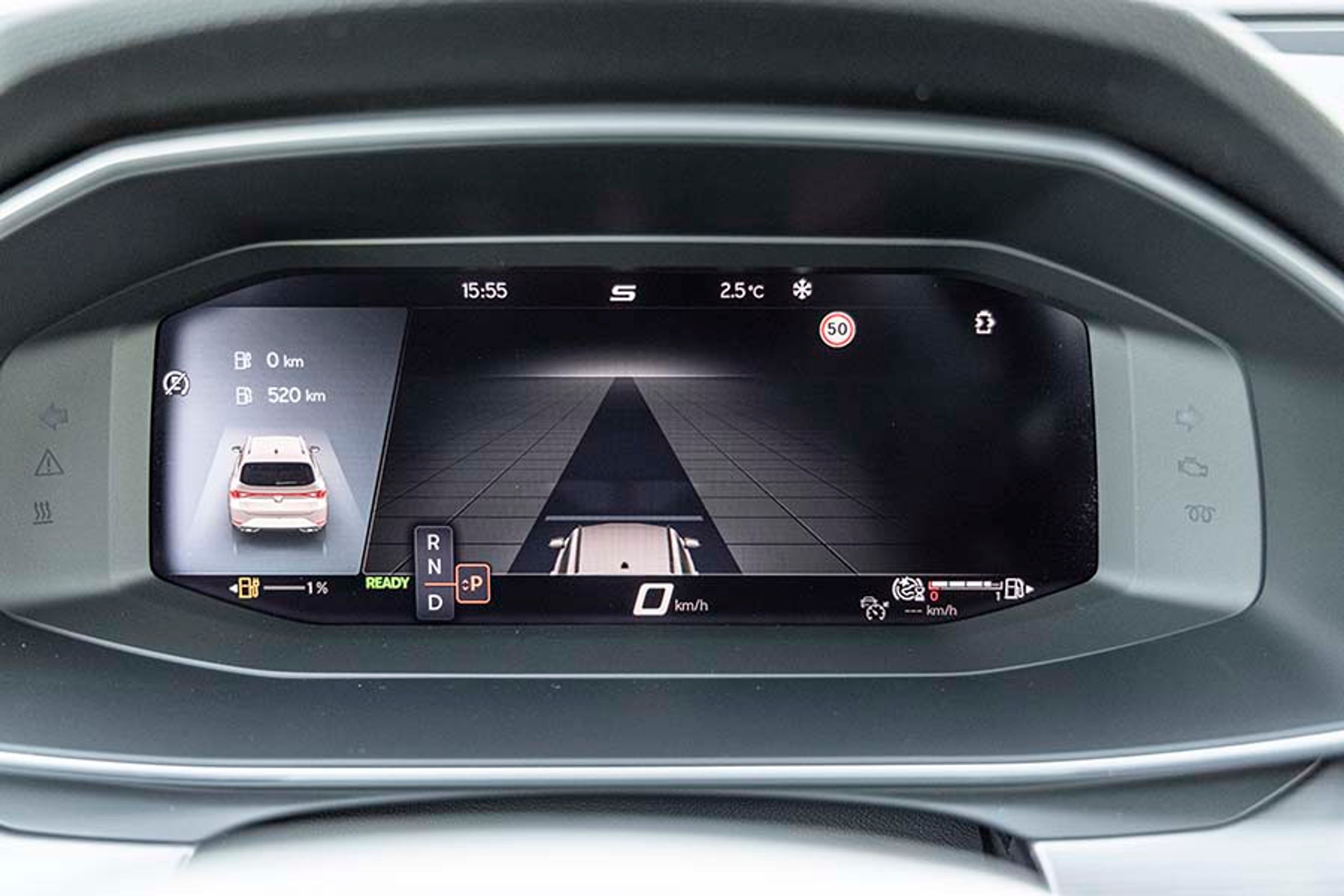 Denne særlige indstilling af cockpittet viser trafikken omkring bilen, men selv om det ser smart ud, kan det godt tage lidt for meget af opmærksomheden.