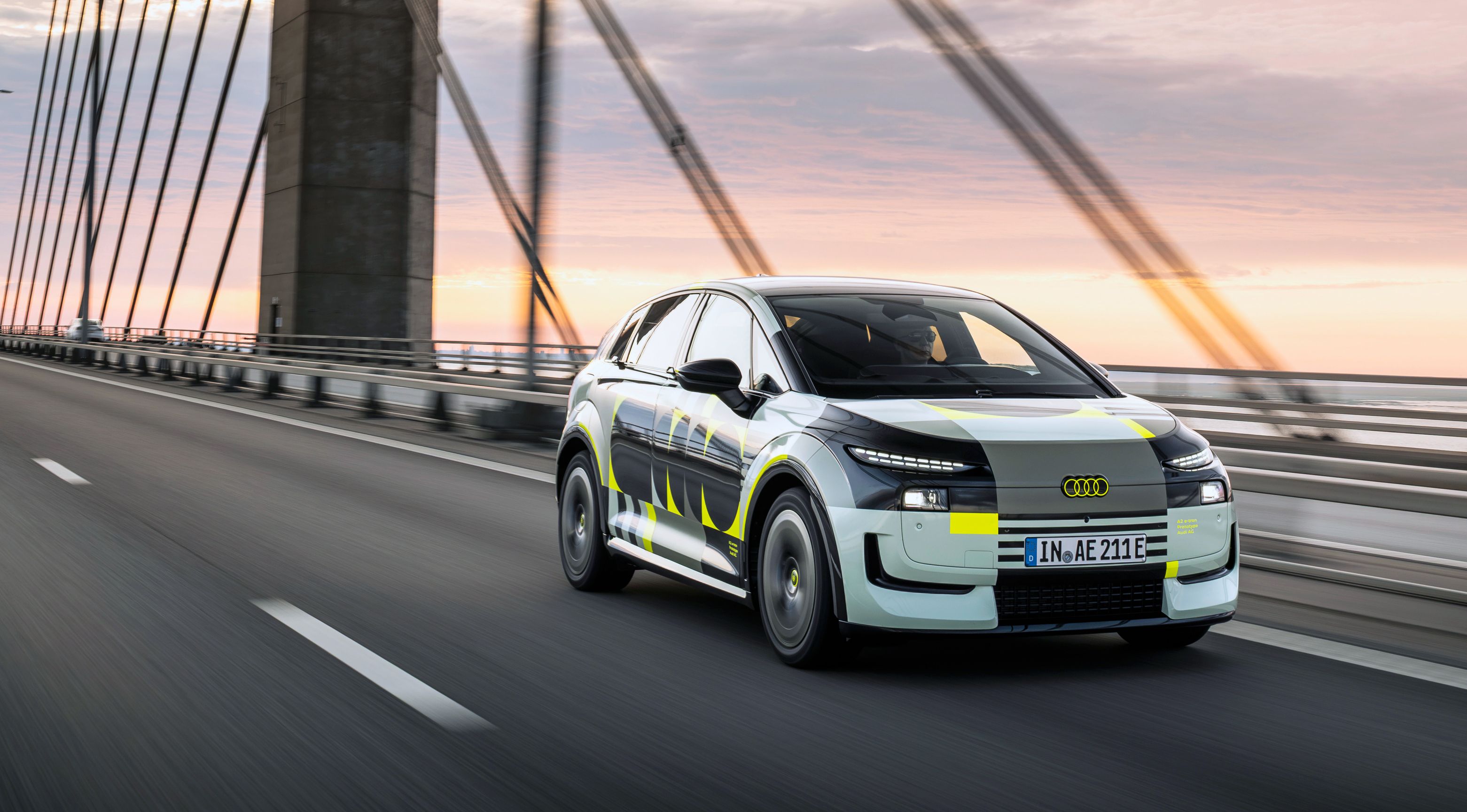 Kamufleret Audi A2 forfra på Øresundsbroen.