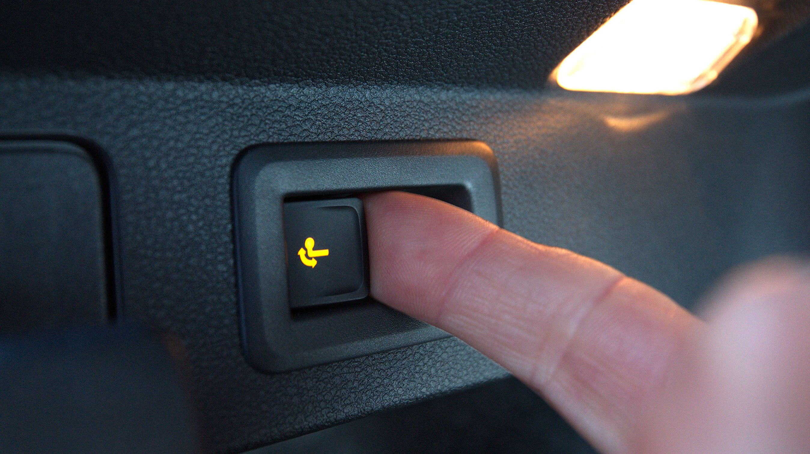 Bagklappen kan åbnes elektrisk – bl.a. med en knap i kabinen. Og det går pænt hurtigt.