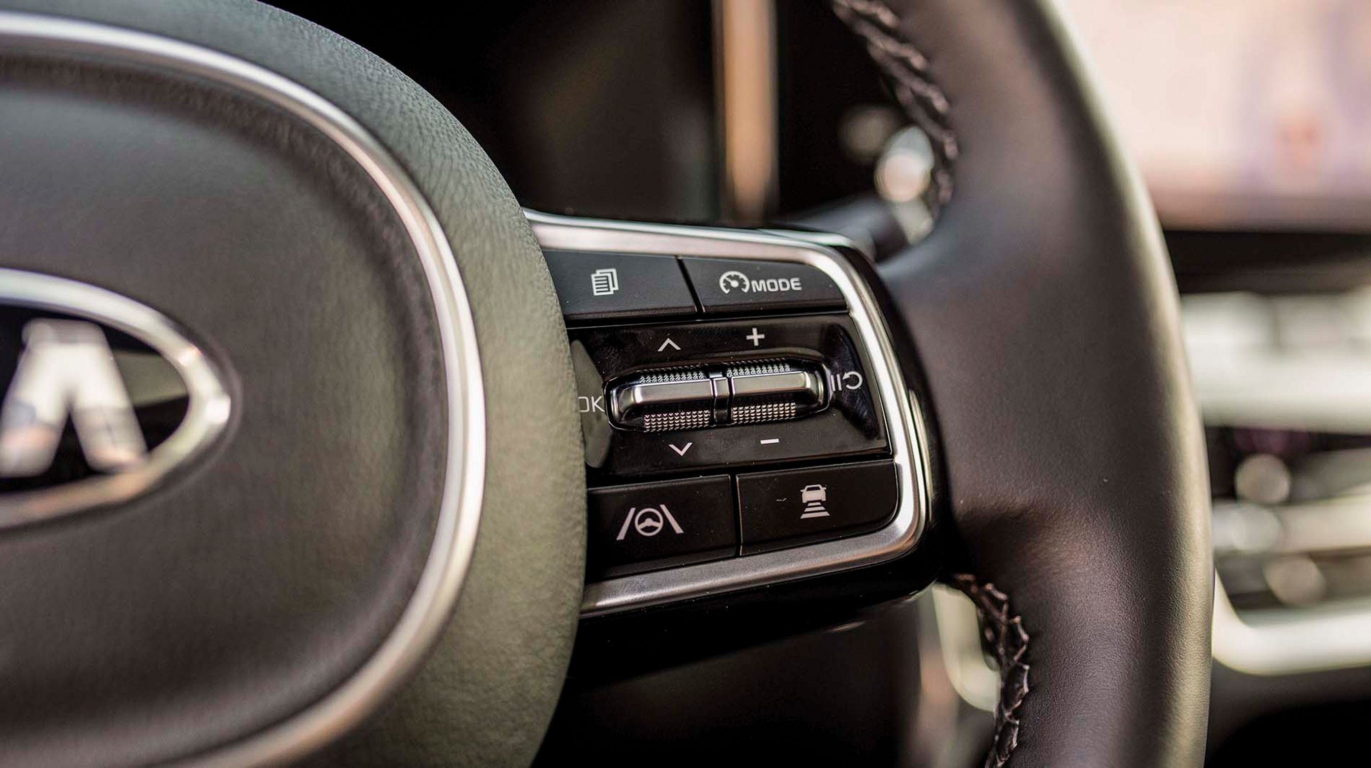 Fra rattet styres bl.a. den adaptive fartpilot og den tilhørende travel assistent, der særligt ved motorvejskørsel hjælper med til at fastholde bilen midt i vognbanen.