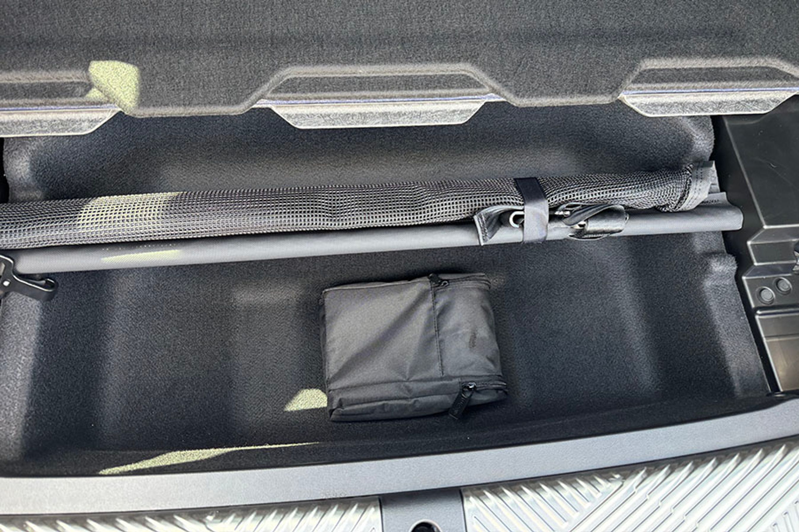 Under gulvet er der en praktisk kælder, hvor der kan være f.eks. et par beskidte støvler, nogle flasker vin eller et ladekabel. Men bilen har ingen frunk.