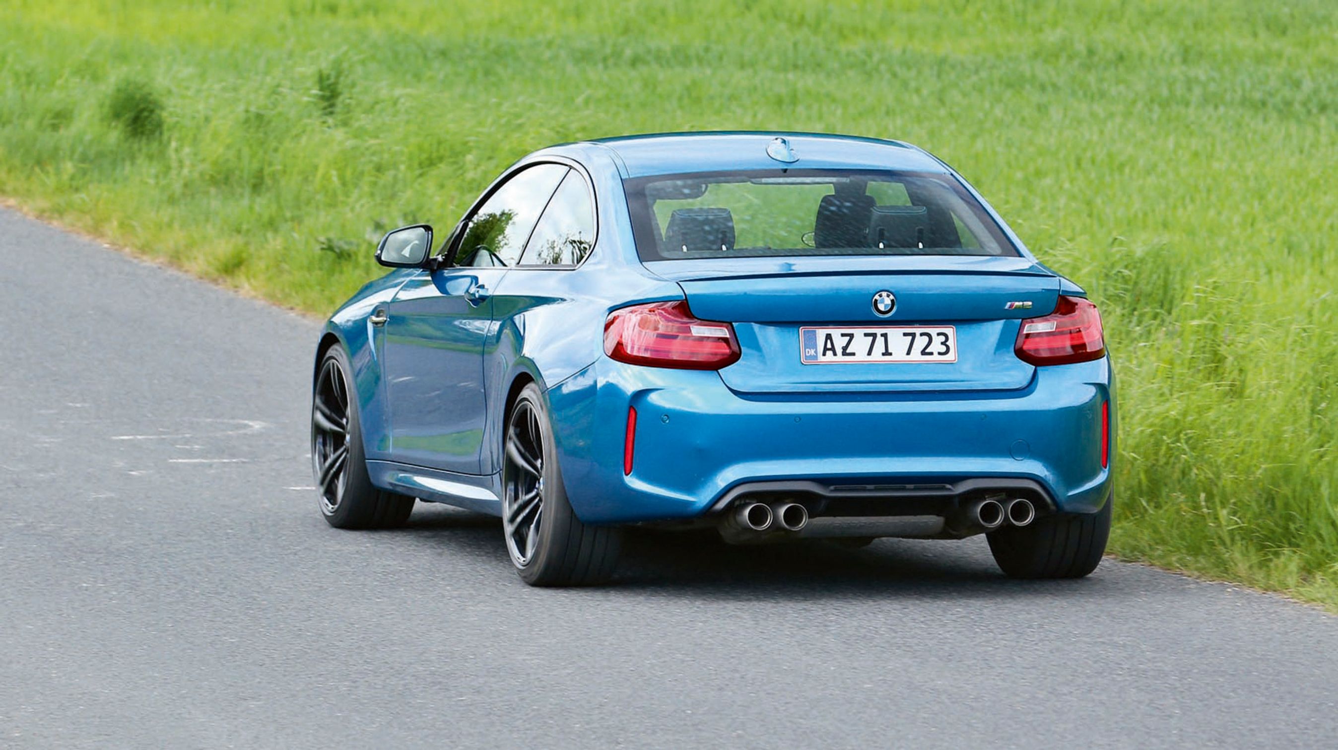 Under bilen kan køleribber på differentialet anes. De afslører, at M2 har et aktivt M-differentiale.