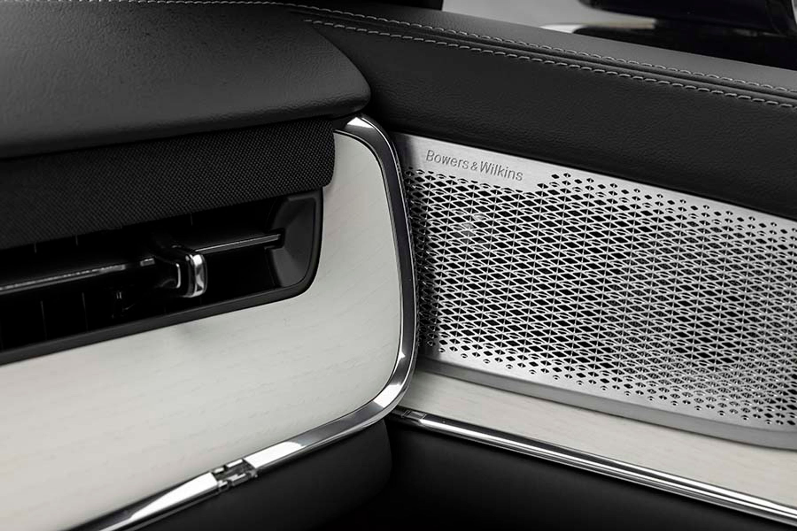 Materialerne er udsøgte, og samlefinishen virker overbevisende. Som ekstraudstyr kan man tilkøbe lydanlægget fra Bower & Wilkins med i alt 25 højttalere. Standard-anlægget er fra Bose og har 14 højttalere.