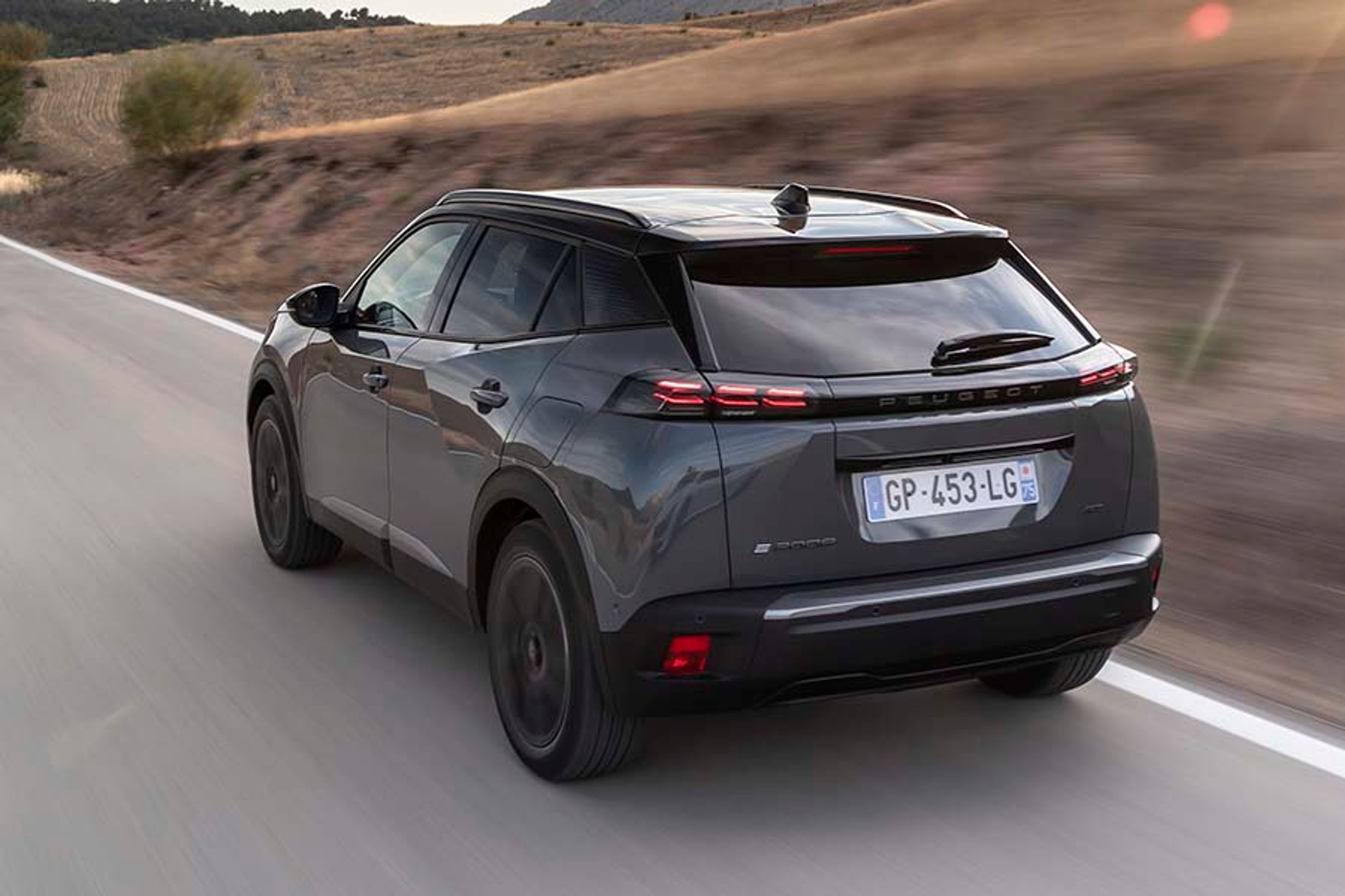 Også bagtil har Peugeot-designerne hygget sig med et give bilen skarpere løvekløer i form af lygterne.