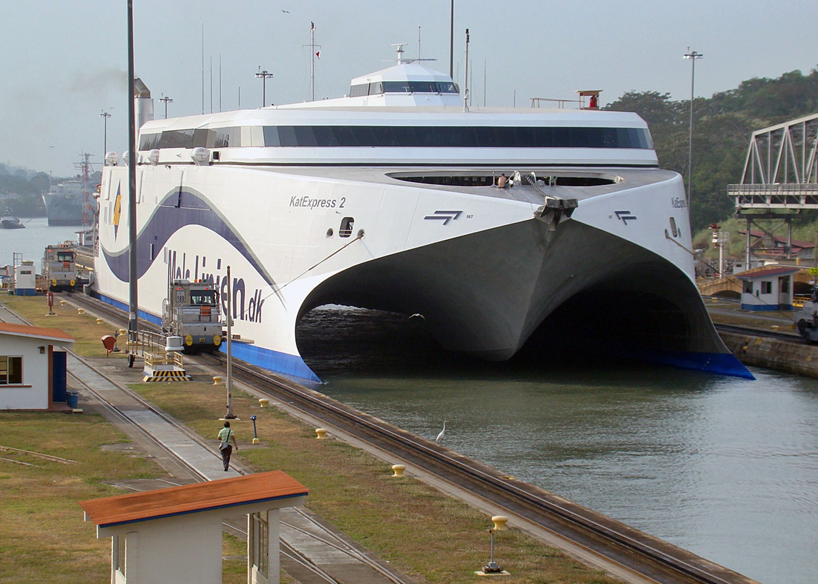 Hurtigfærgen måtte sejle 25.000 km fra værftet i Australien til havnen i Aarhus, inden den kunne indsættes i almindelig drift. Her er færgen på vej gennem Panamakanalen.
