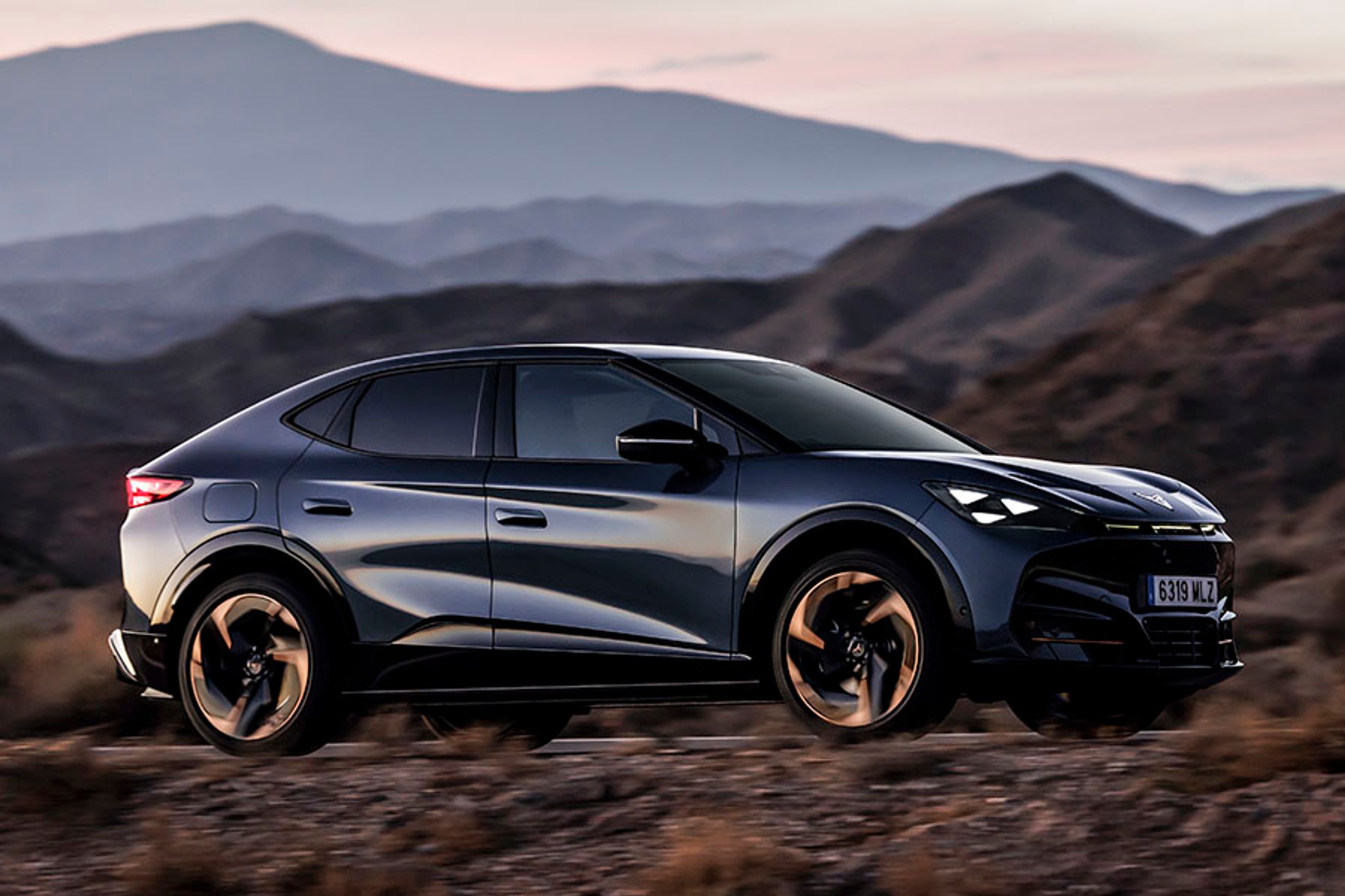 Tavascan har sit helt eget udtryk i forhold til søsterbilerne fra VW, Audi og Skoda, og fronten med de smalle lygter er unik for Cupra. Fordørene er genbrug, men allerede ved bagdørene og bagruden er den spanske version gået solo.