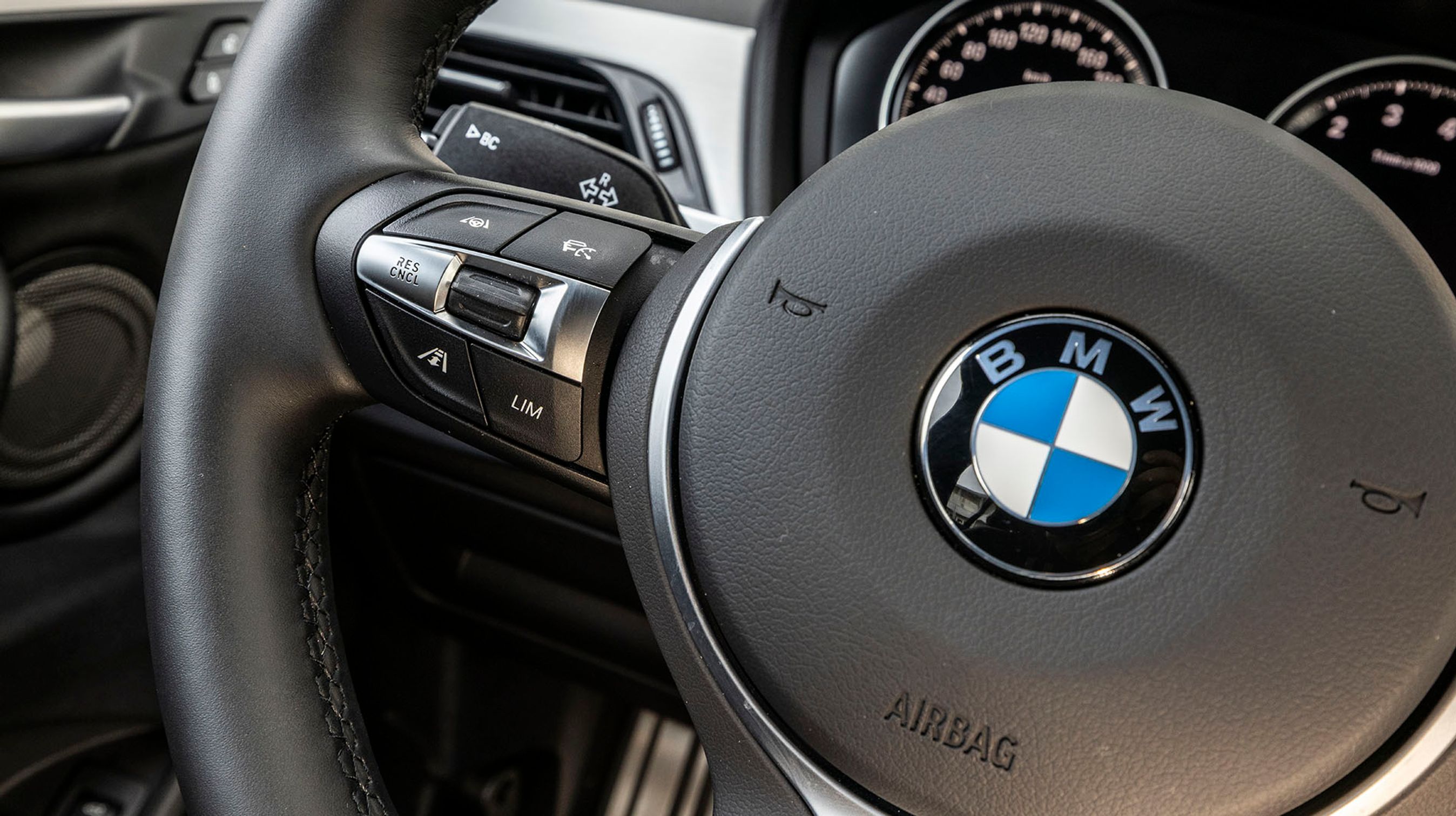 fartpiloten styres fra knapperne på rattet. Den er som udgangspunkt ikke adaptiv, men det er her tilkøbt i en sikkerhedspakke til 12.000 kr.