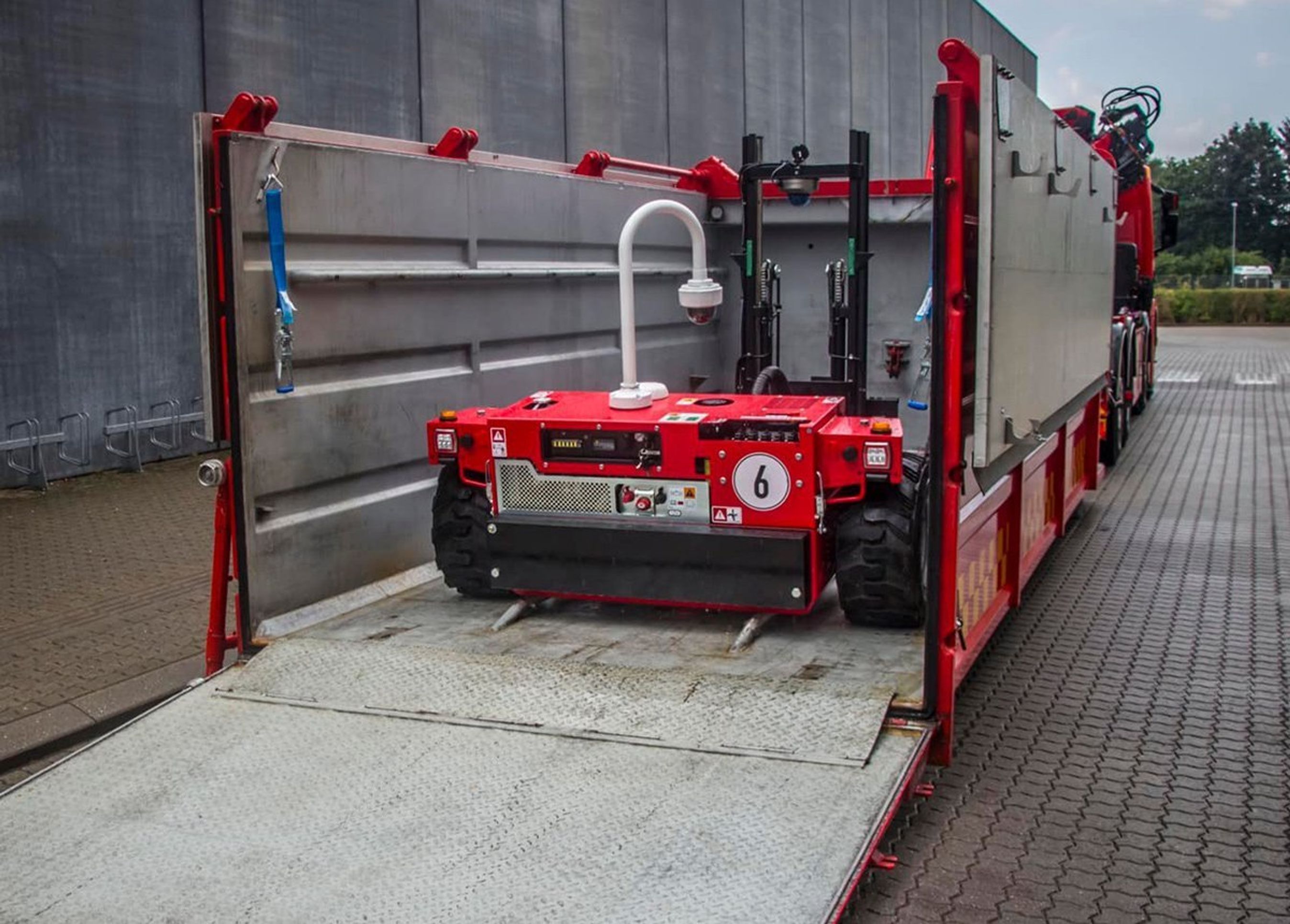 Vandcontainer med rullende robot indeni.