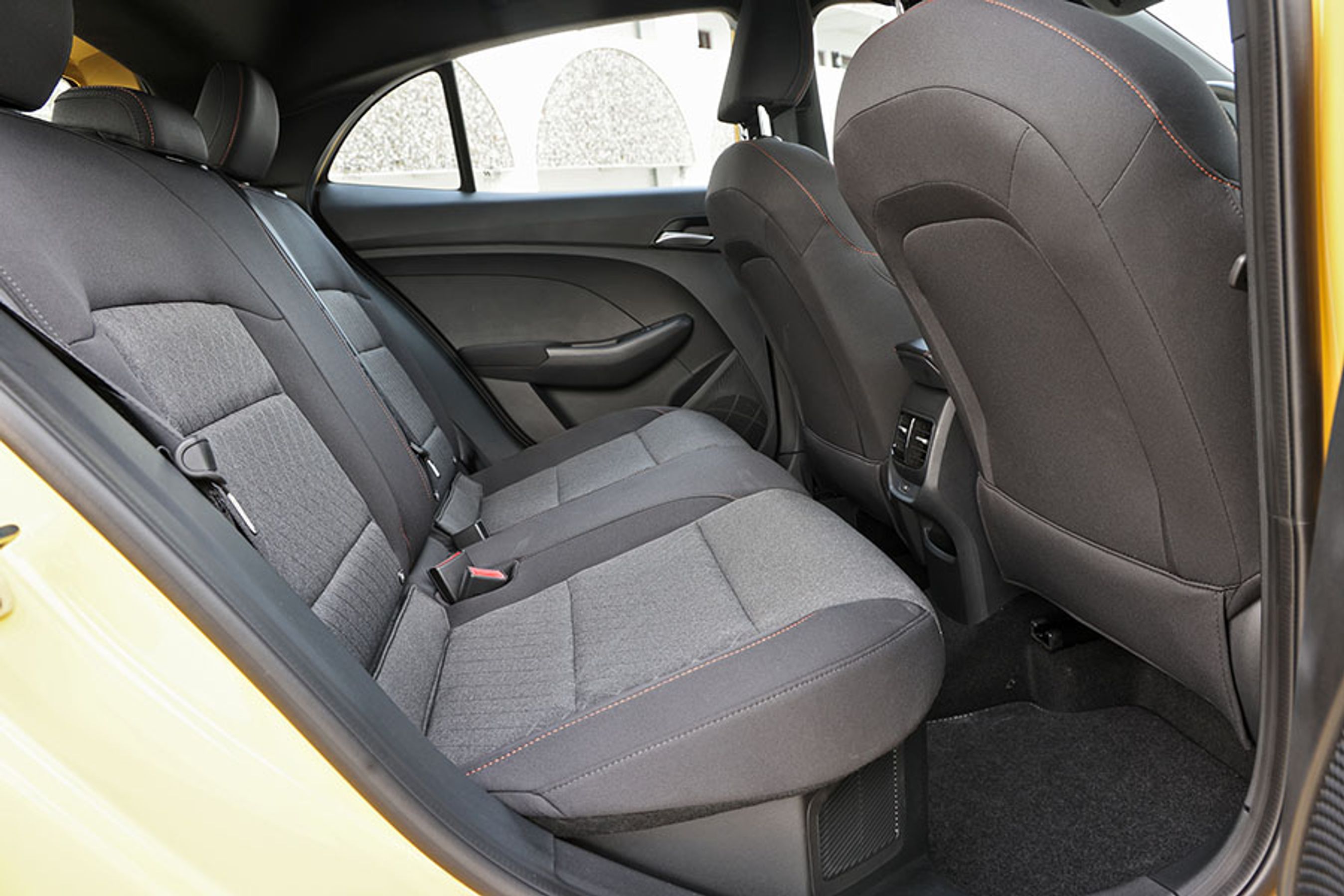 Et klart plus er friskluftdyserne til bagsædepassagererne. Det er sjældent, vi ser det i minibiler, men det er standard på Comfort- og Luxury-versionerne. Benpladsen kunne godt være bedre, og MG 3 er ikke blandt de mest rummelige i minibilklassen.