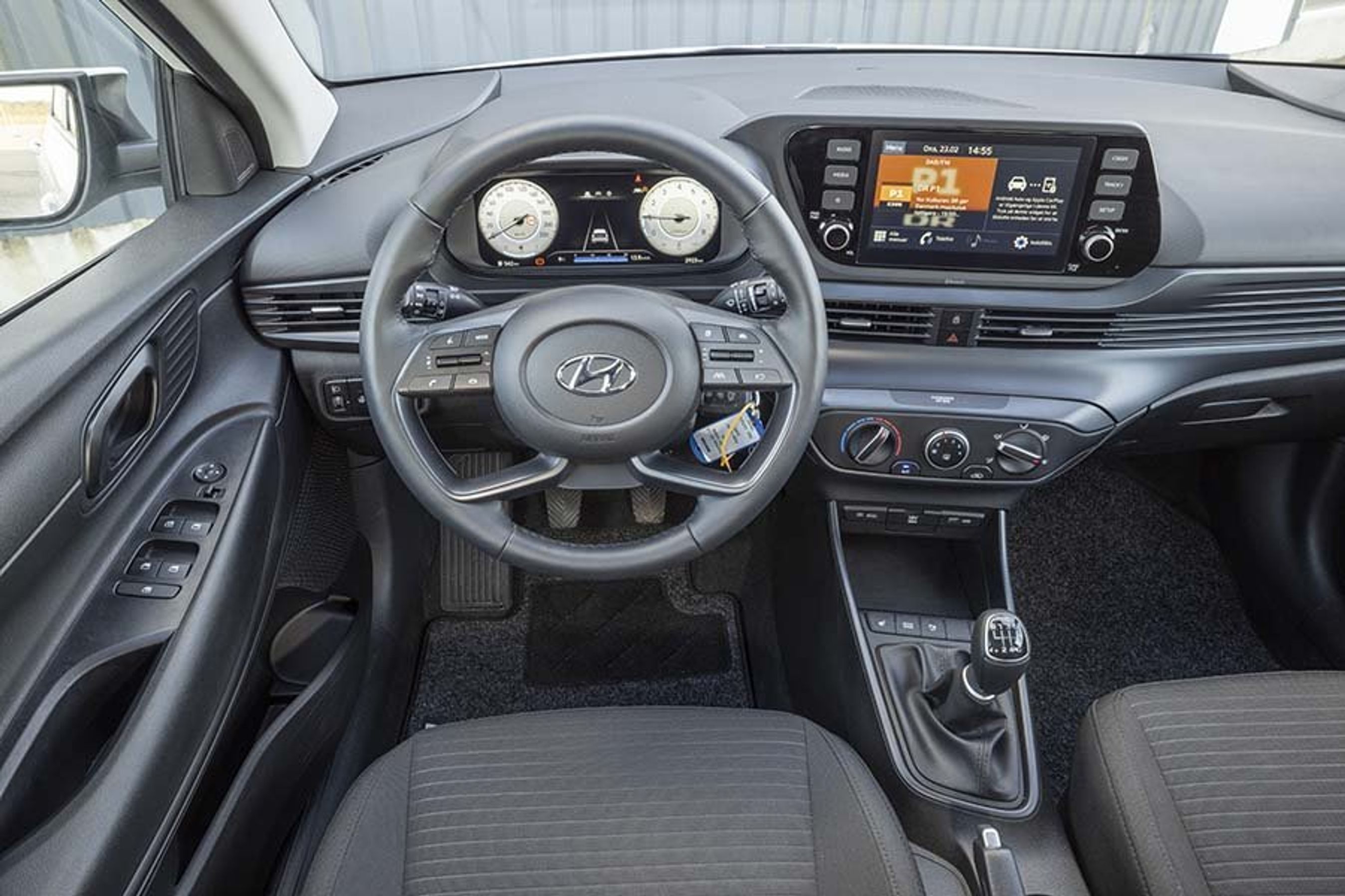 Førerpladsen er præget af et digitalt cockpit og en stor skærm med bl.a. trådløs Apple CarPlay