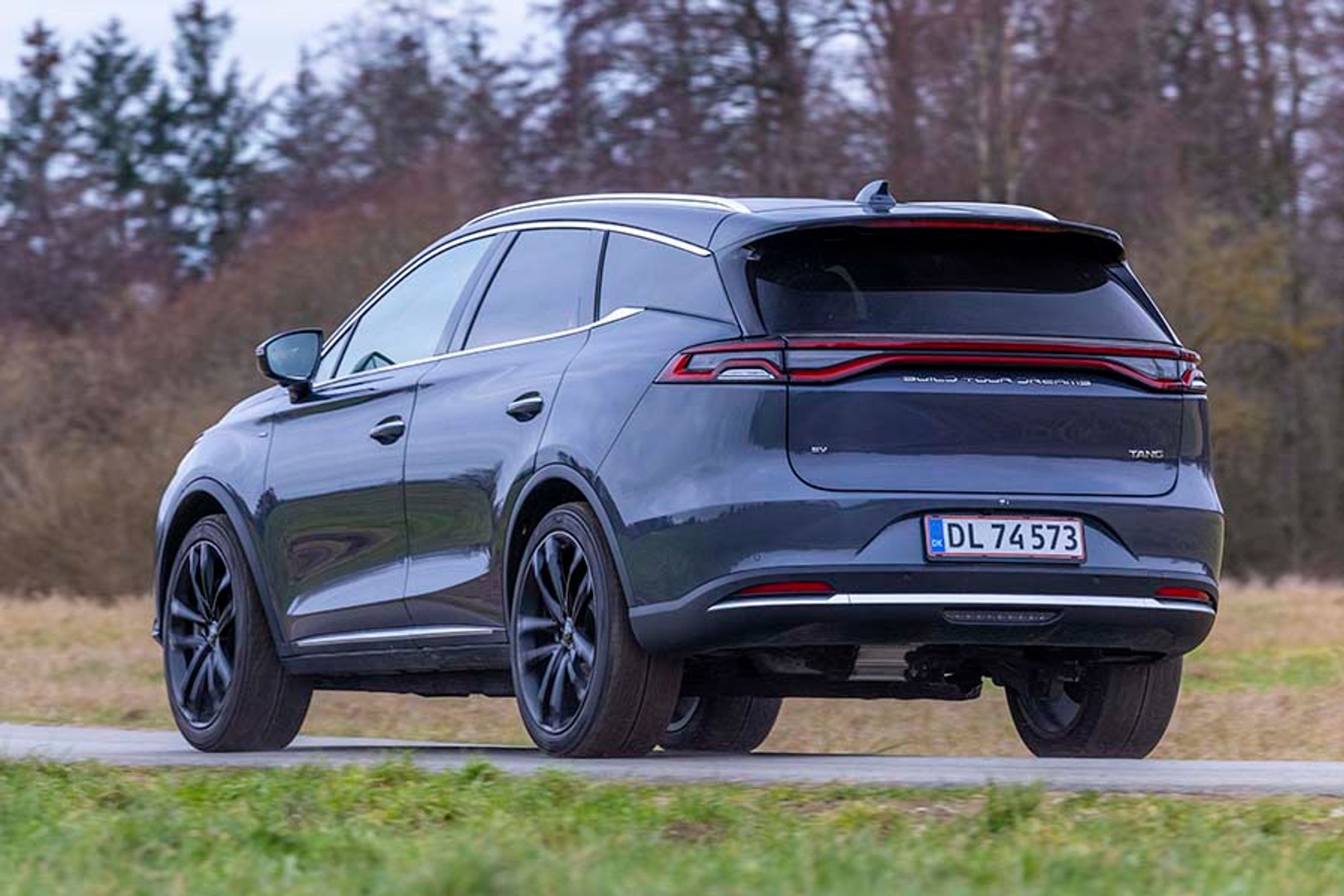 BYD Tang set bagfra, mens den kører på landevej