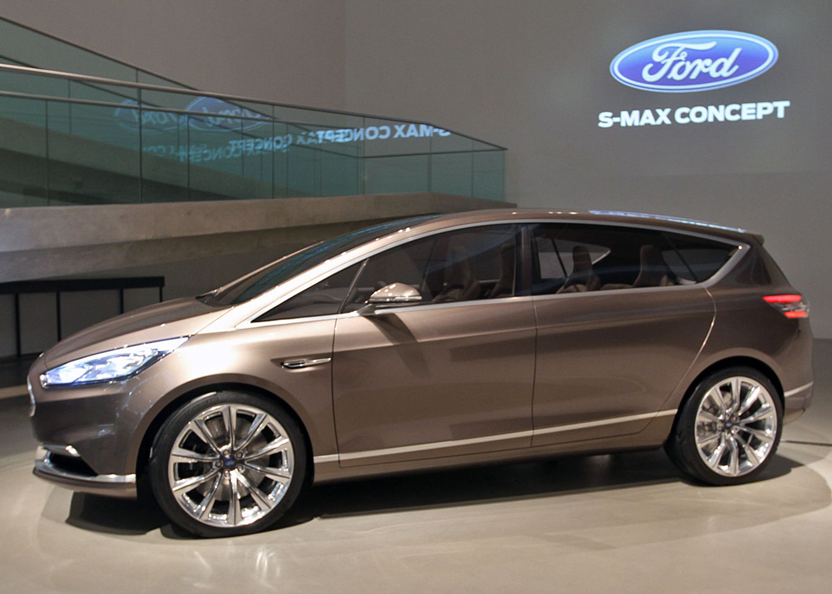 S-Max fremstår meget sportslig og muskuløs i den nye generation. Den virker også lavere, men det er muligvis optisk bedrag. Konceptbilen her har 21 tommer fælge.