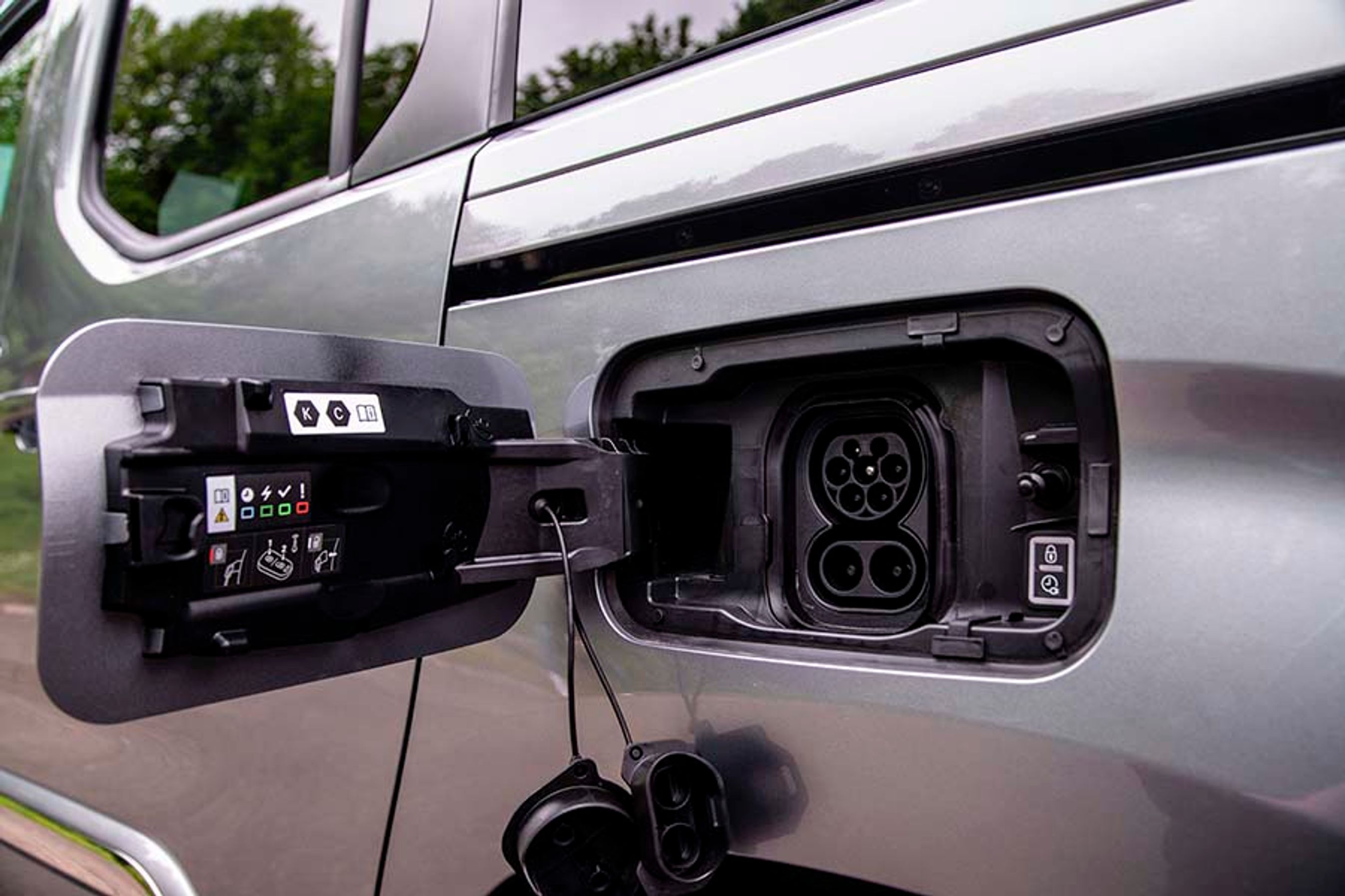 Ladestikket er placeret ved venstre baghjul. Hjemme kan man oplade bilen med 11 kW med tre faser, og på farten kan man DC-oplade med op til 100 kW. Hjemme giver det en ladetid på små fem timer, mens man ifølge Toyota kan lynlade op til 80 procent på bare 32 minutter.