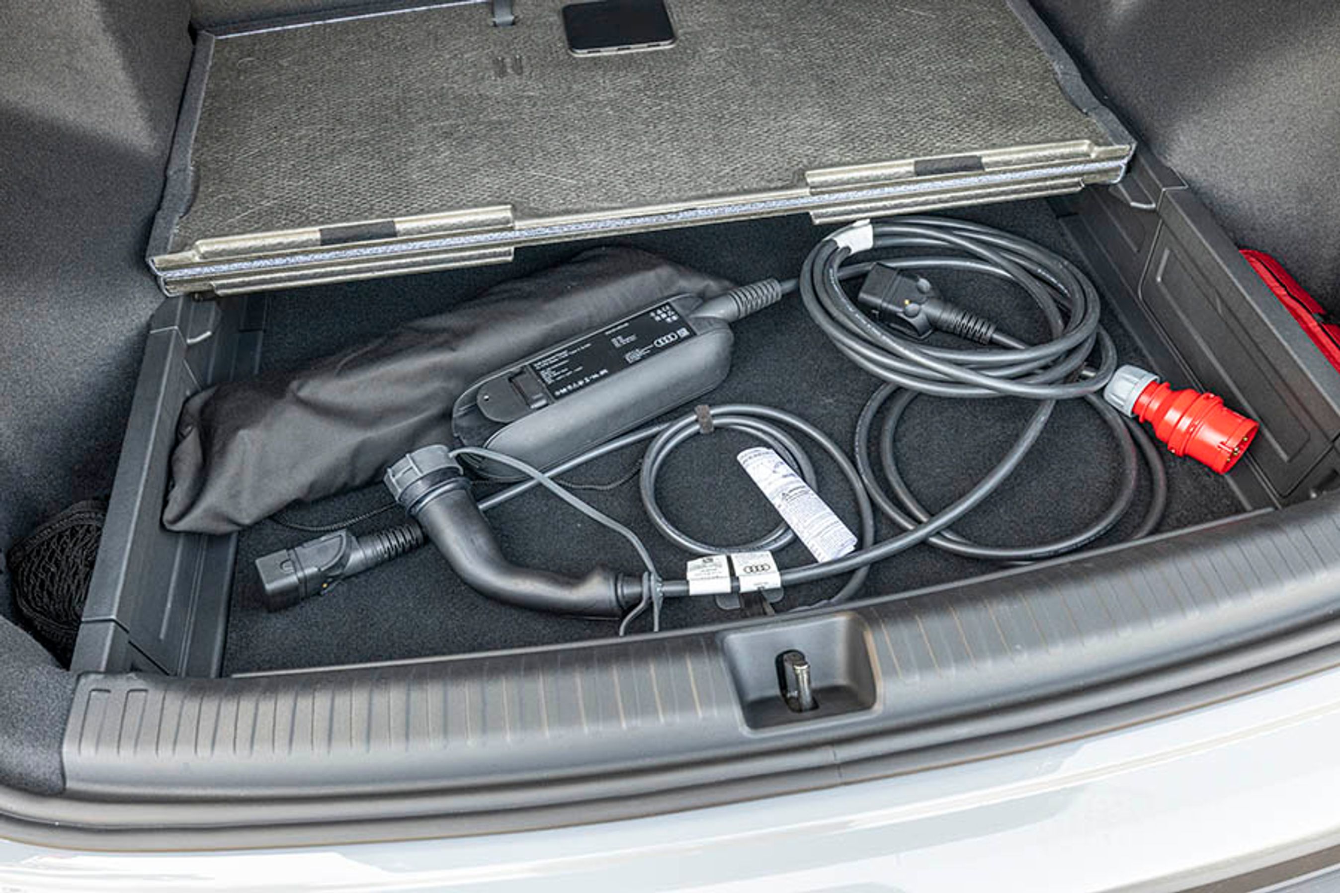 Der er ikke en frunk. Til gengæld er der plads til elkabler i et rum under gulvet i bagagerummet.