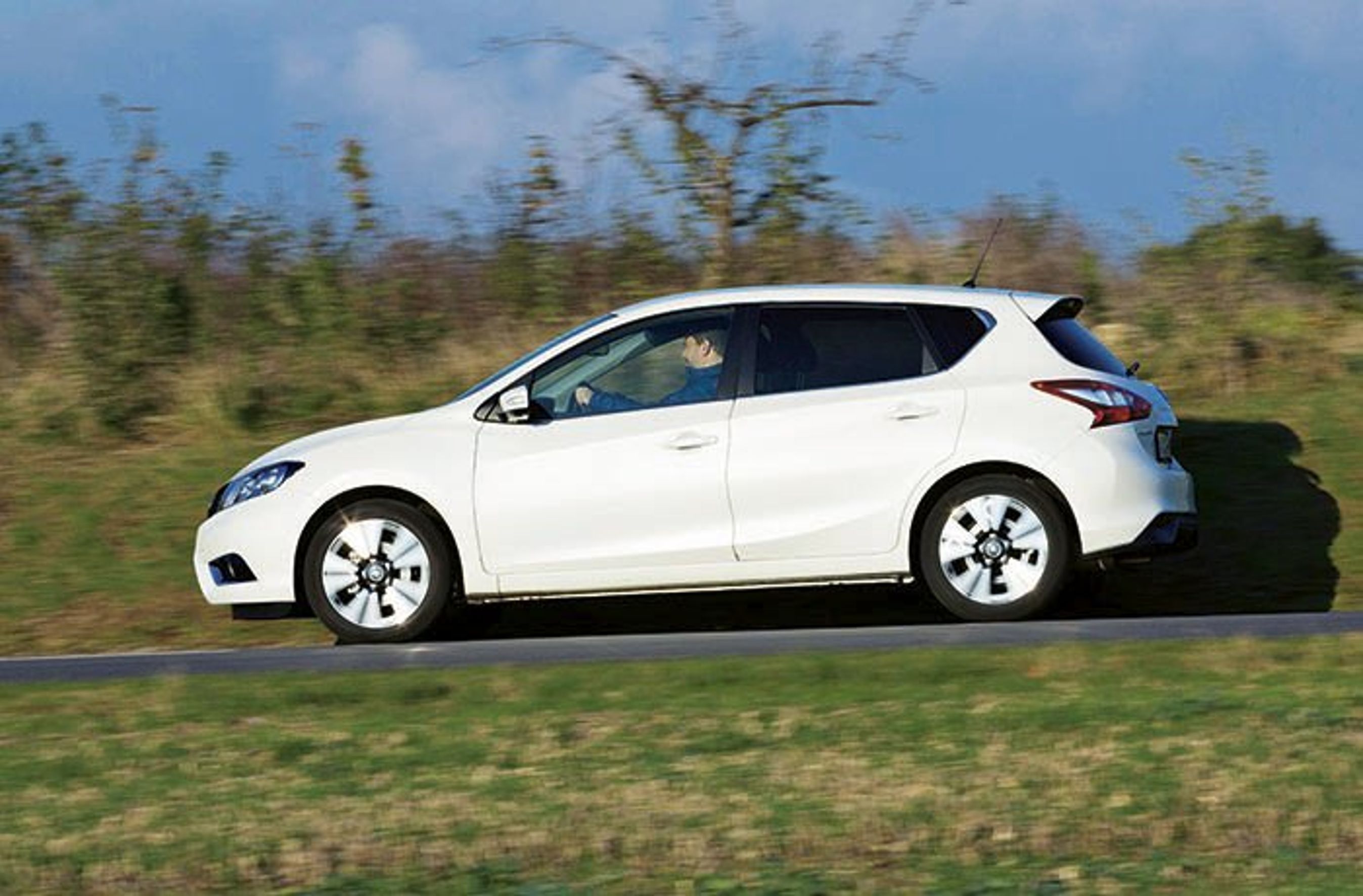 Nissan Pulsar fra siden