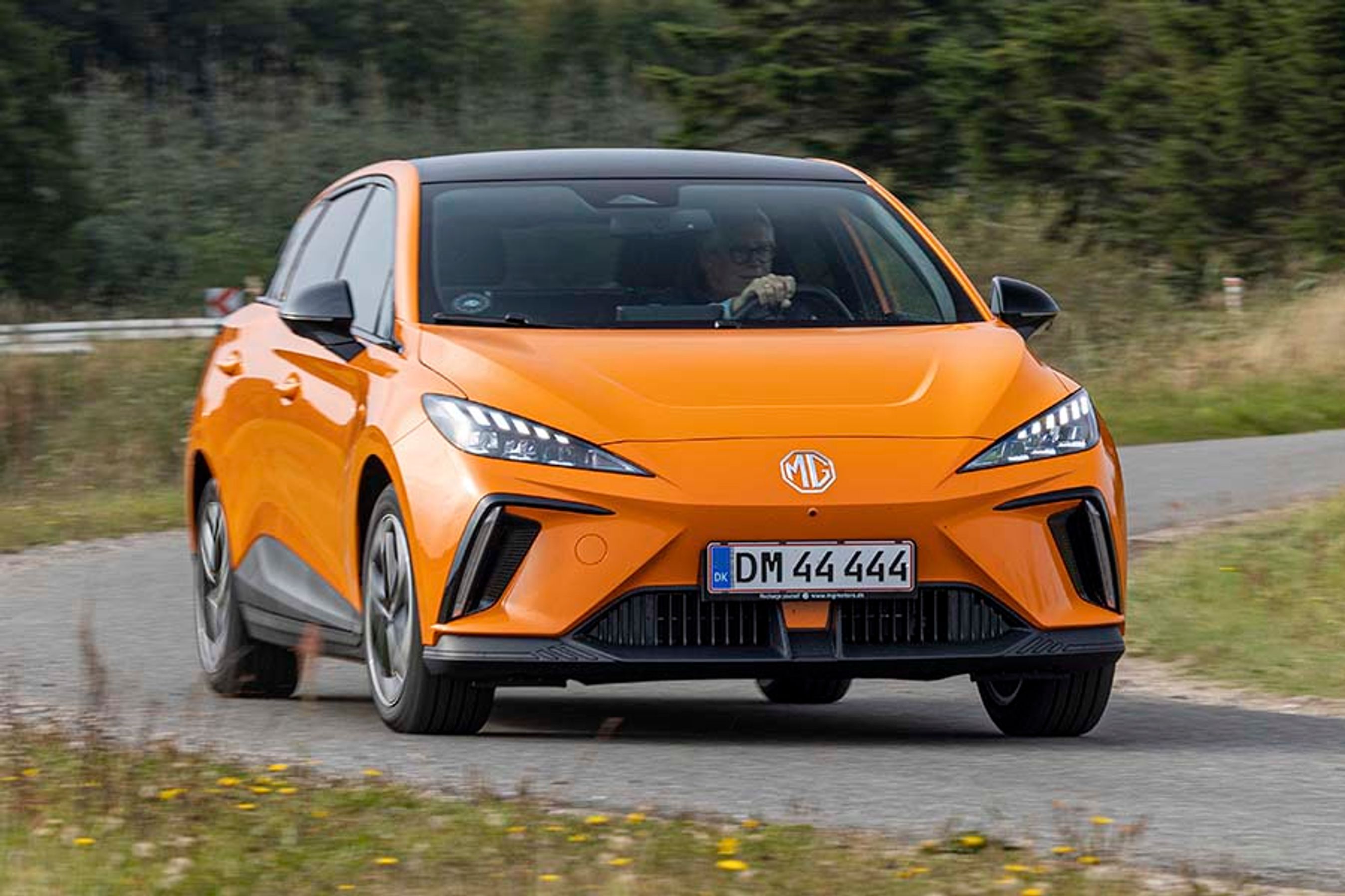 MG 4 er en smart elbil, der er på størrelse med en VW Golf. Endnu fås den kun i denne luksusudgave til 285.000 kr. Bemærk det store MG-logo mellem LED-forlygterne.