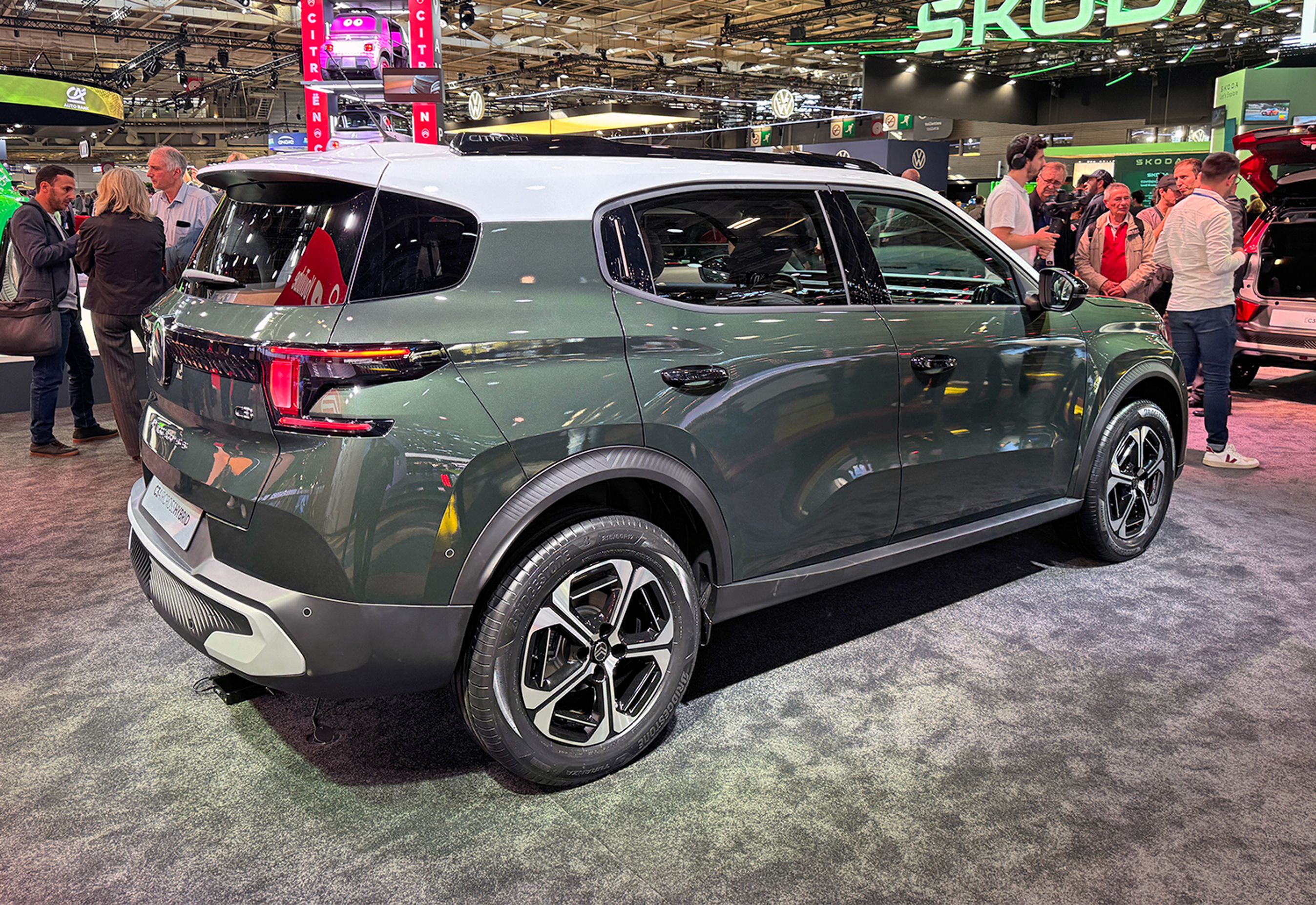 Citroën C3 Aircross er en forlænget udgave af den nye C3. Bilen fås med syv sæder, men kun i benzin-udgaven, og dermed får vi næppe muligheden i Danmark., hvor importøren satser på el. 