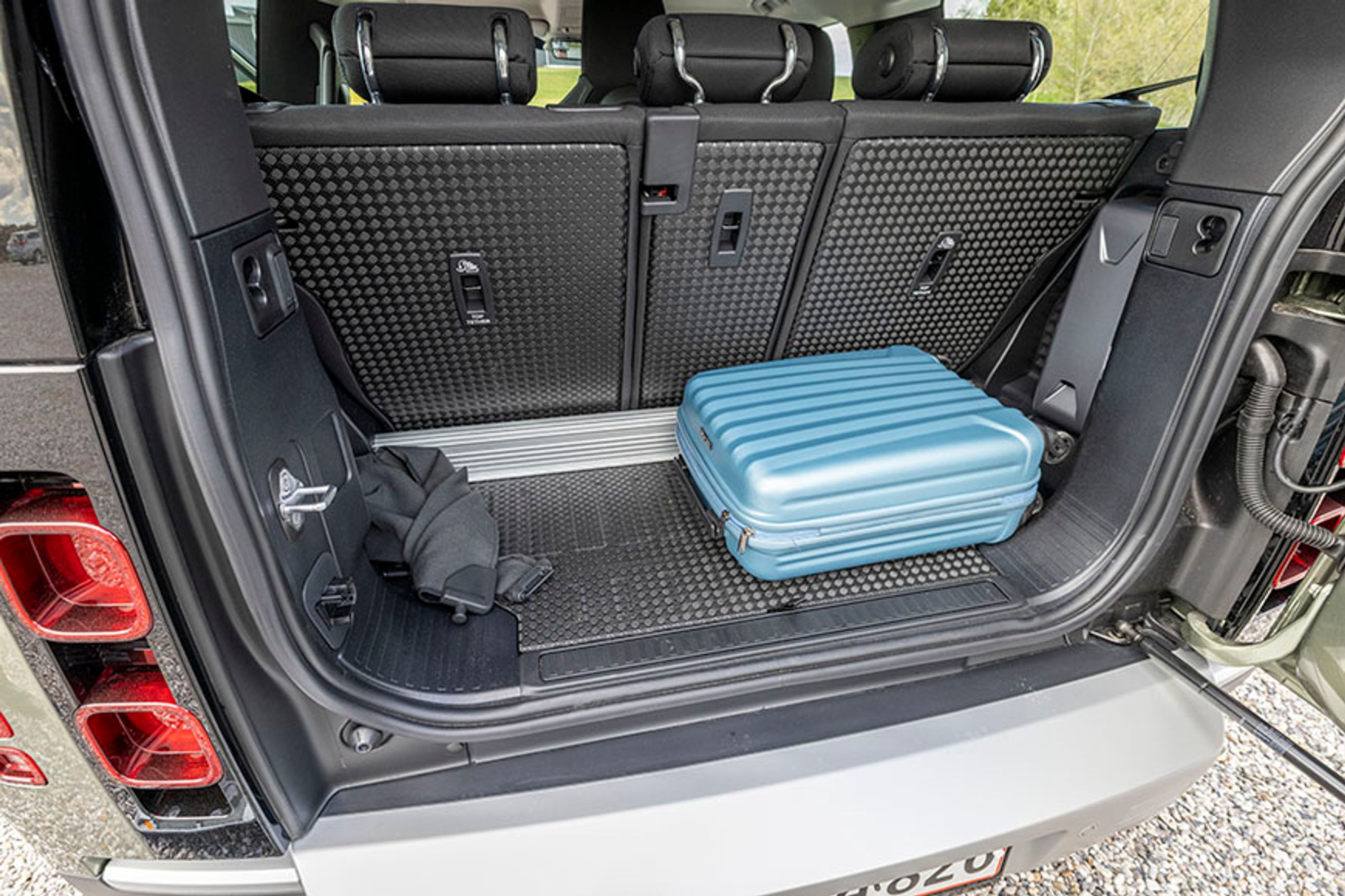 Bagagerummet rummer blot 297 liter og er ærlig talt for småt til så stor en bil. Ikke engang det aftagelige anhængertræk er der blevet plads til.