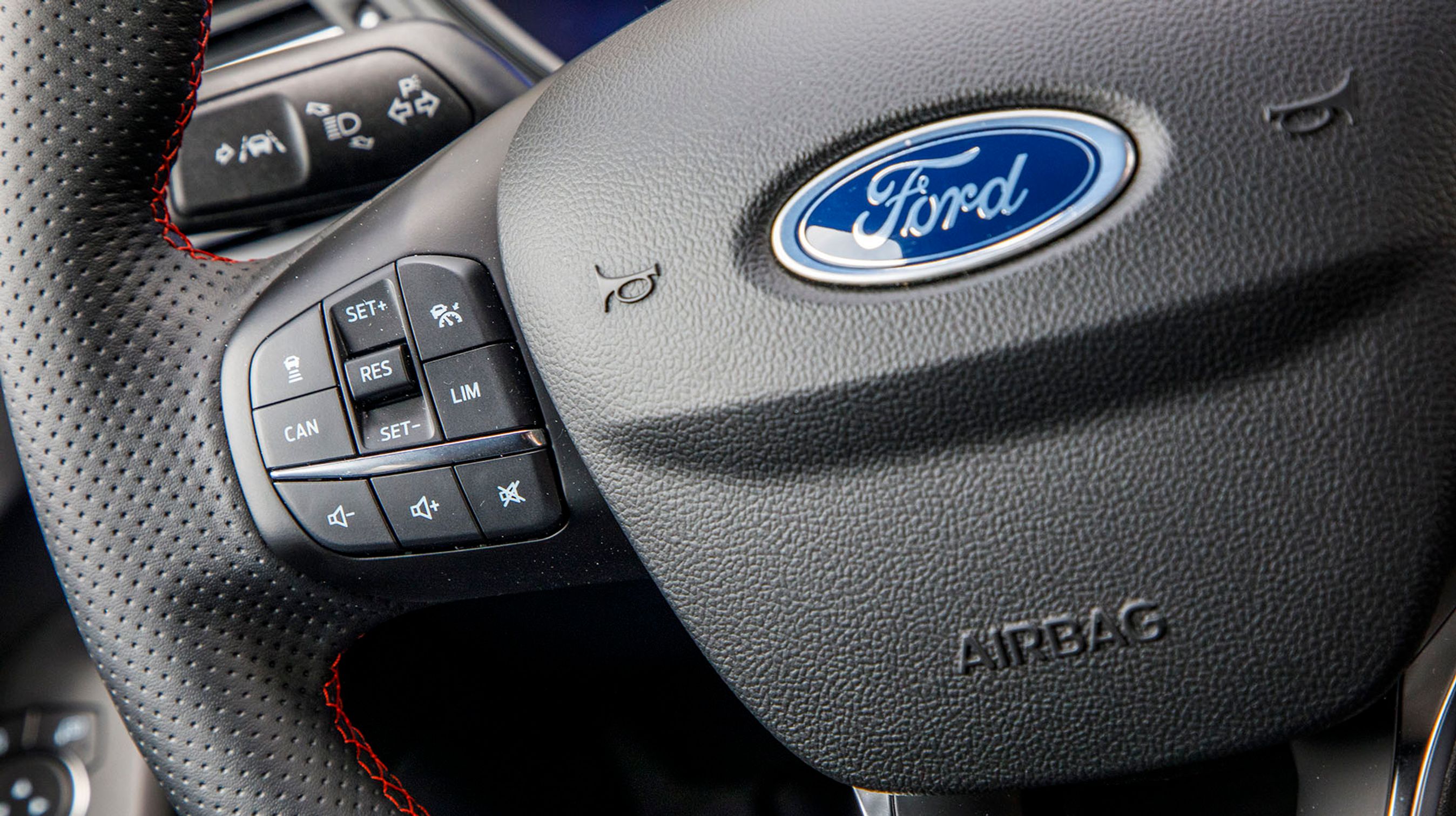 Fartpiloten betjenes direkte fra rattet, og det fungerer fint. Det er dog for ringe, at en adaptiv udgave er ekstraudstyr.