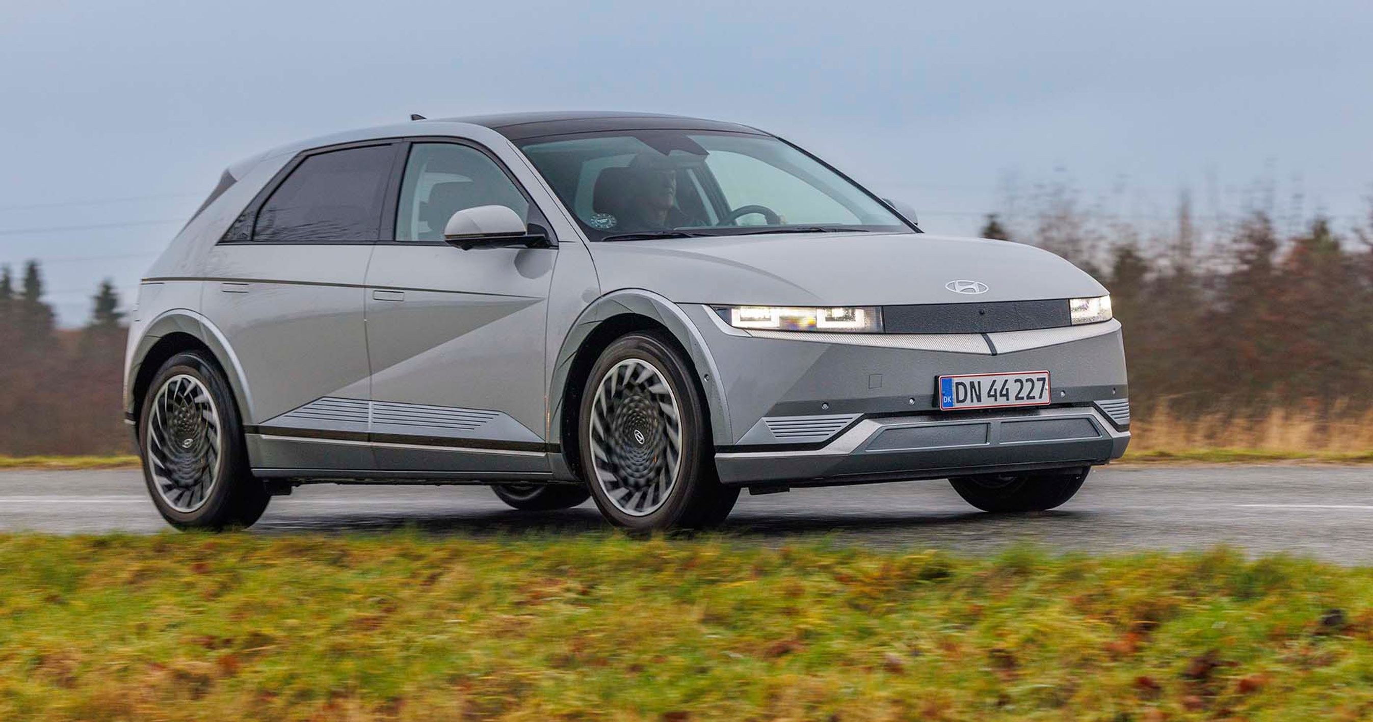 Elbilen Hyundai Ioniq 5 kører på landevej i gråvejr