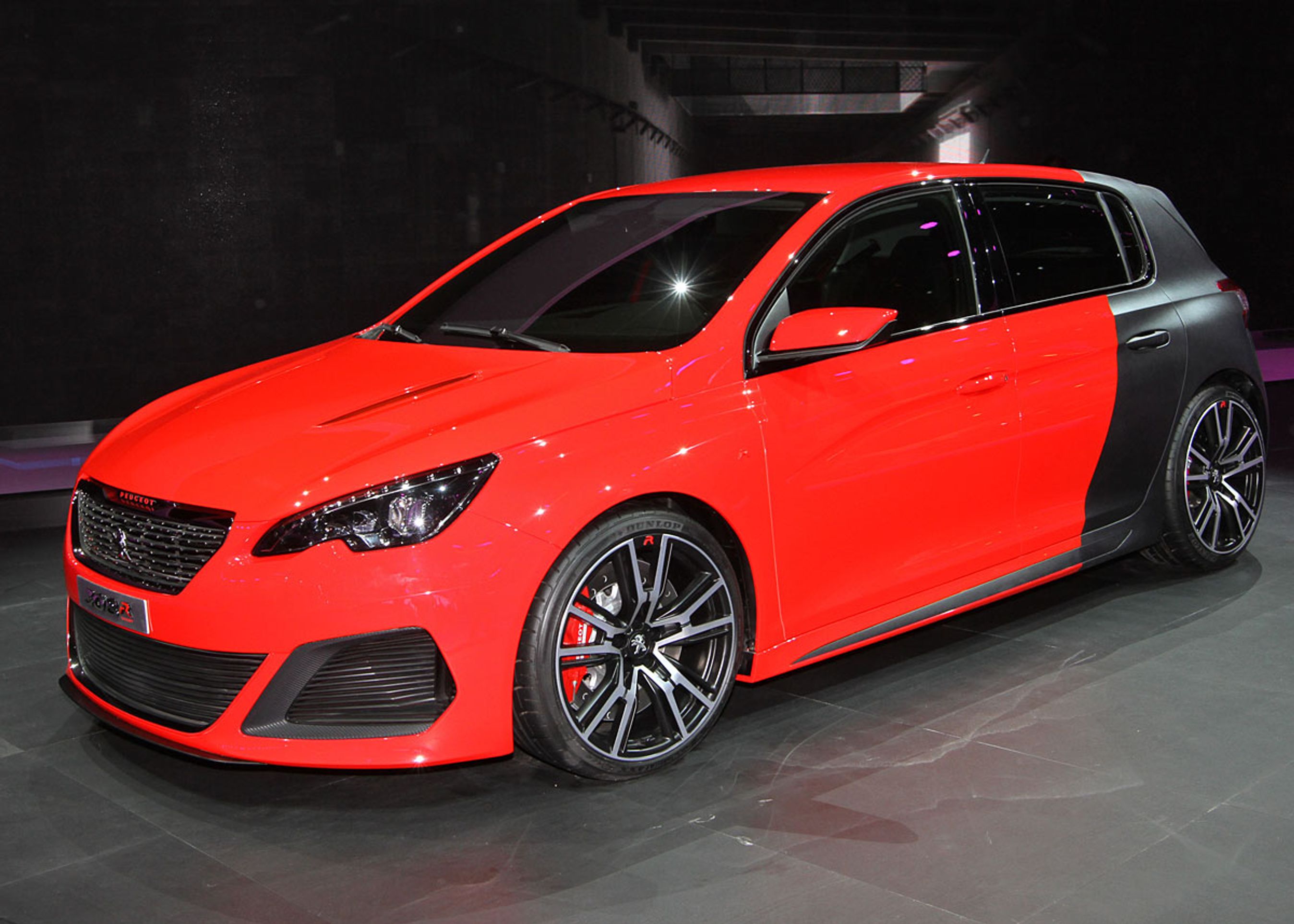 Konceptudgaven med det røde forparti og en matsort bagende er sænket 26 mm og fået forstørret sporvidden fortil med markante 30 mm.