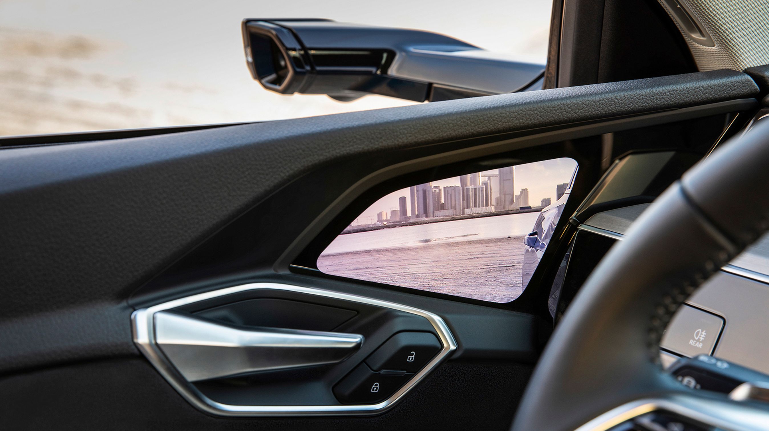 Sidespejlene fås i to udgaver. Enten som klassiske spejlhuse, eller som her med et udvendigt kamera på en arm og en indvendig skærm i begge sider, der viser det, man normalt ser i et sidespejl.