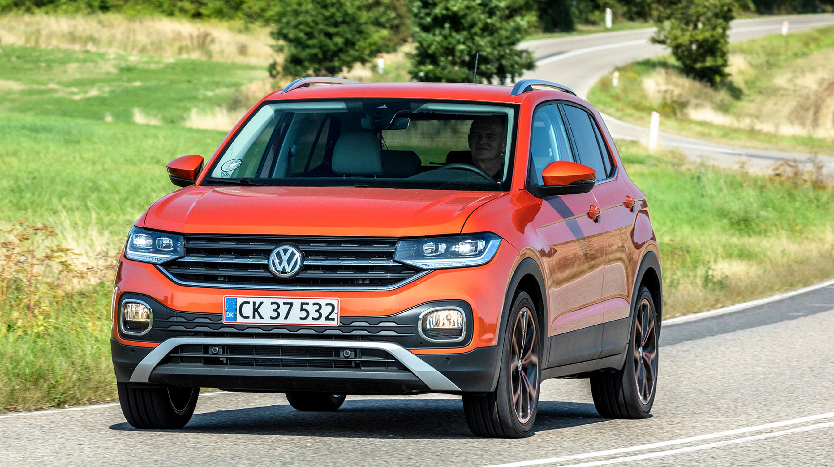 T-Cross er lidt kantet at se på. Men formen har den fordel, at der er god plads i højden i kabinen og et godt udsyn, fordi bilen har et stort rudeareal.